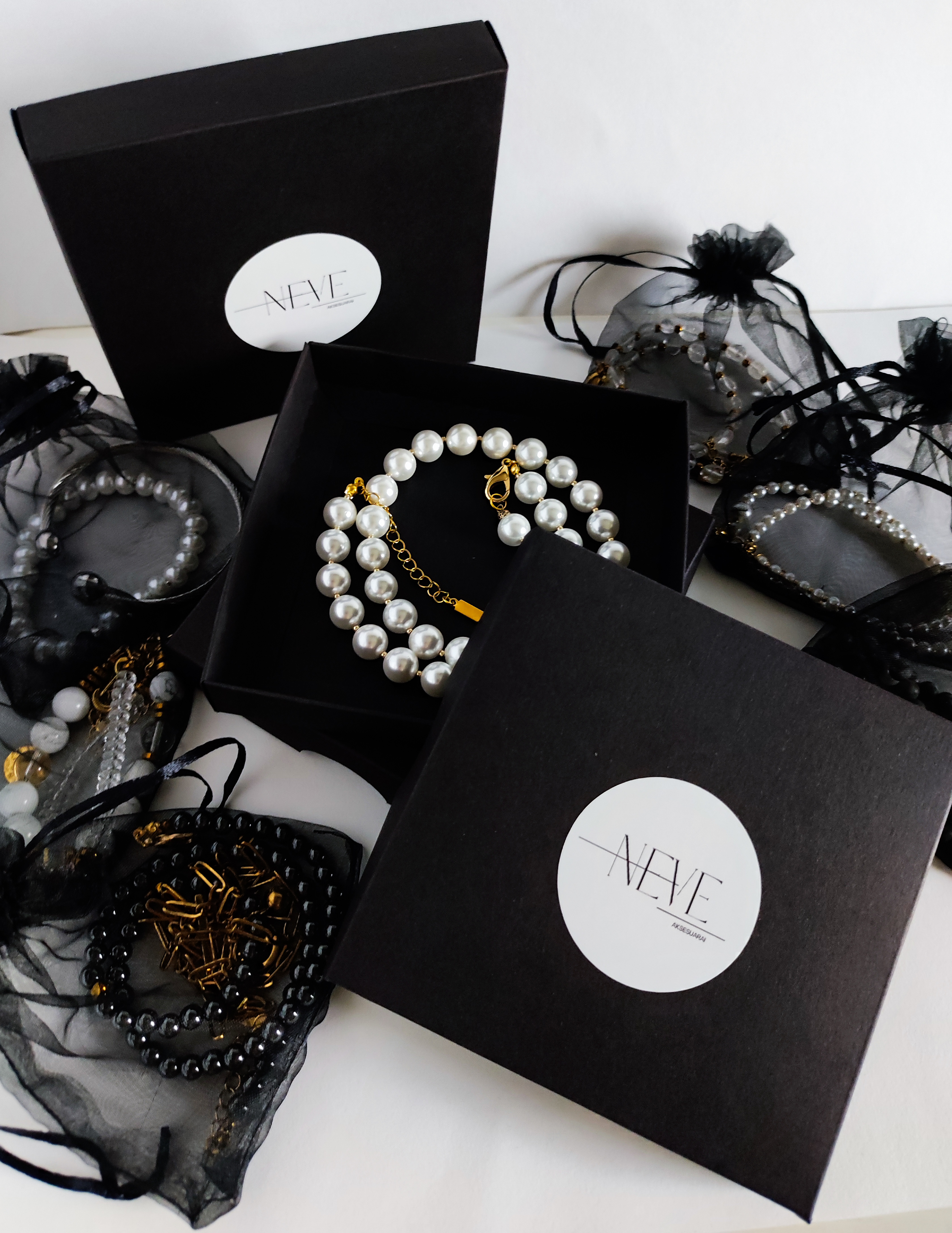 Perlų vėrinys su spalvotais akcentais