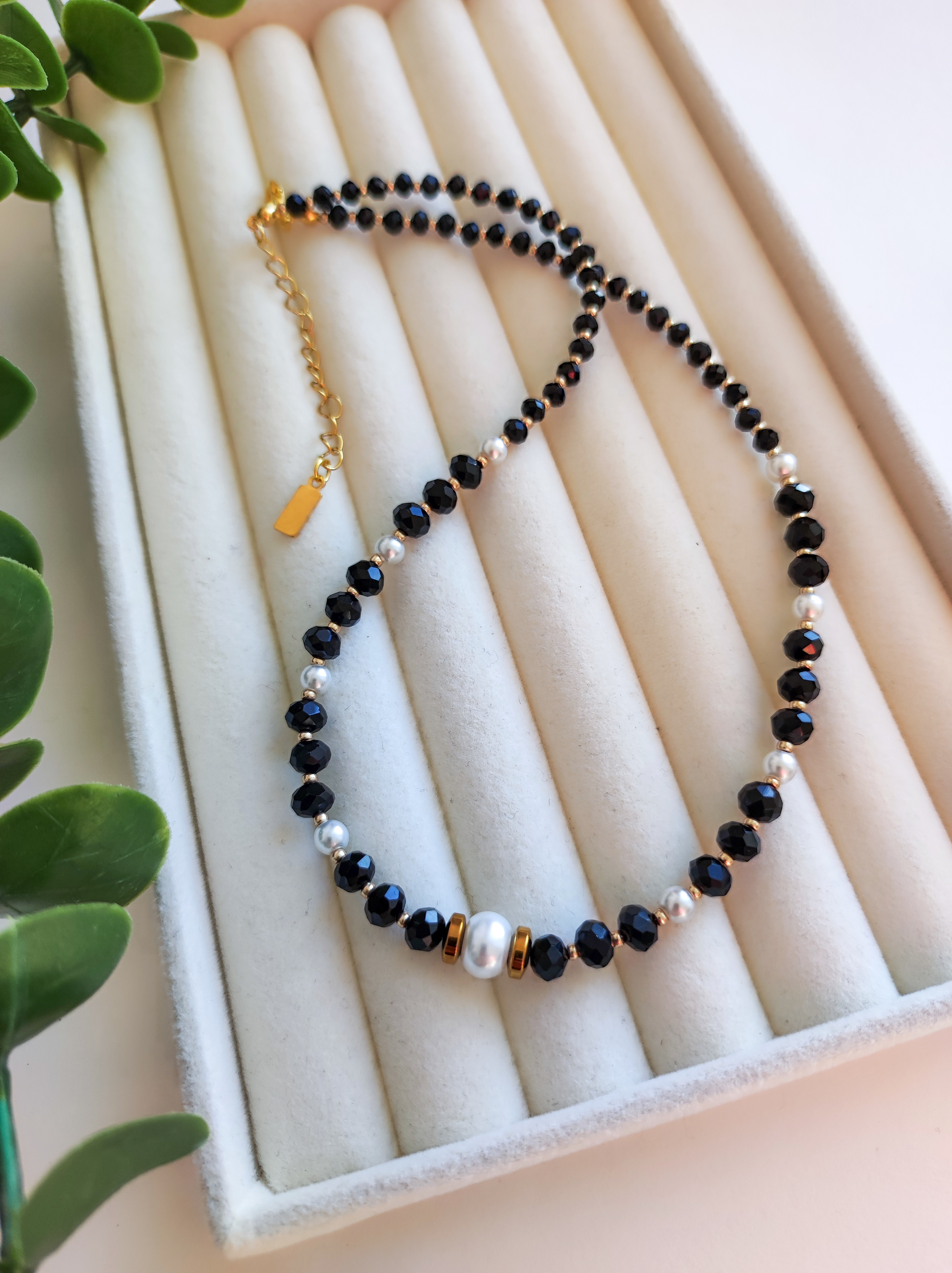 Juodų akmenukų vėrinys 