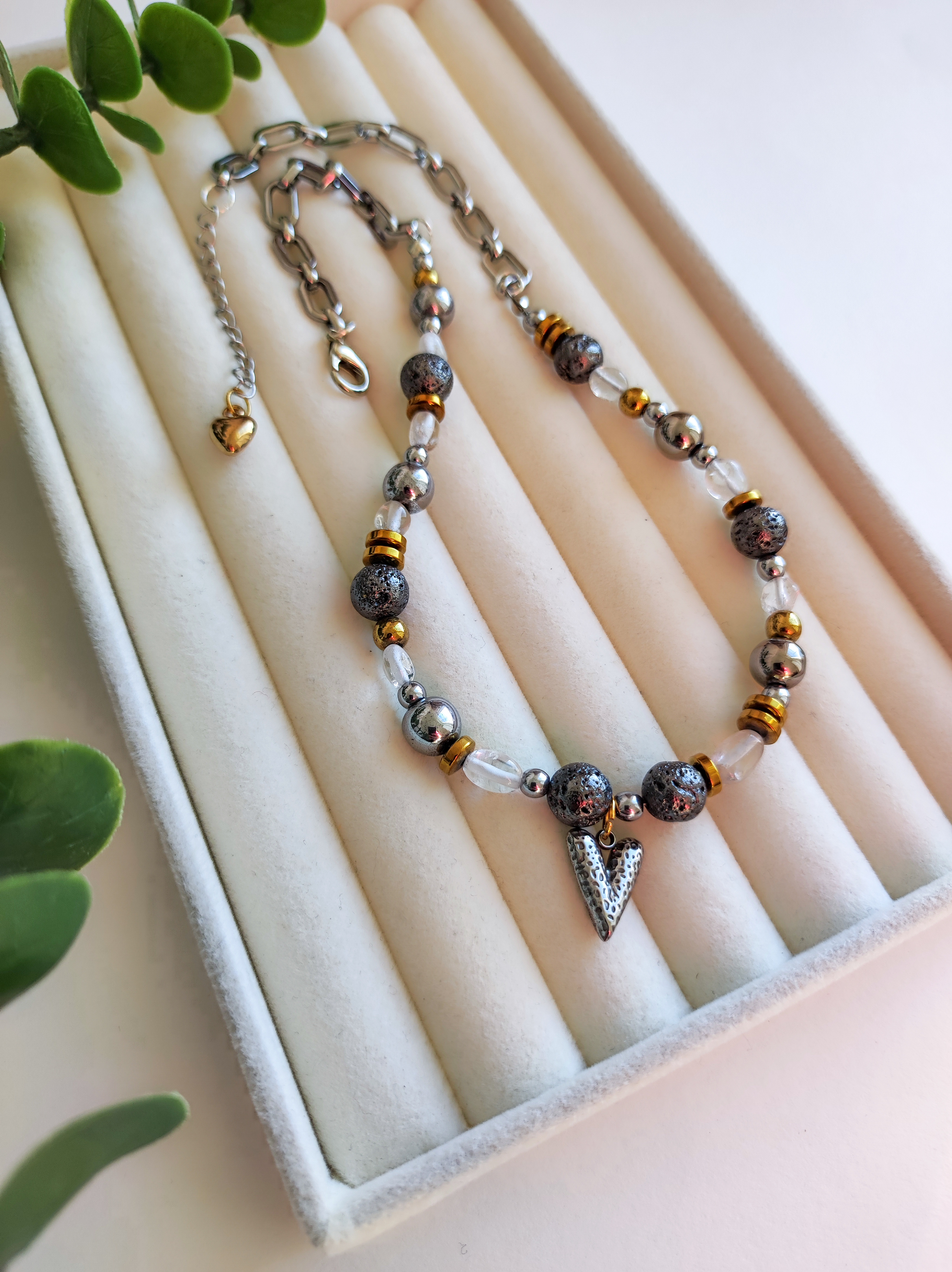 Vėrinys su perlais ir kristalais