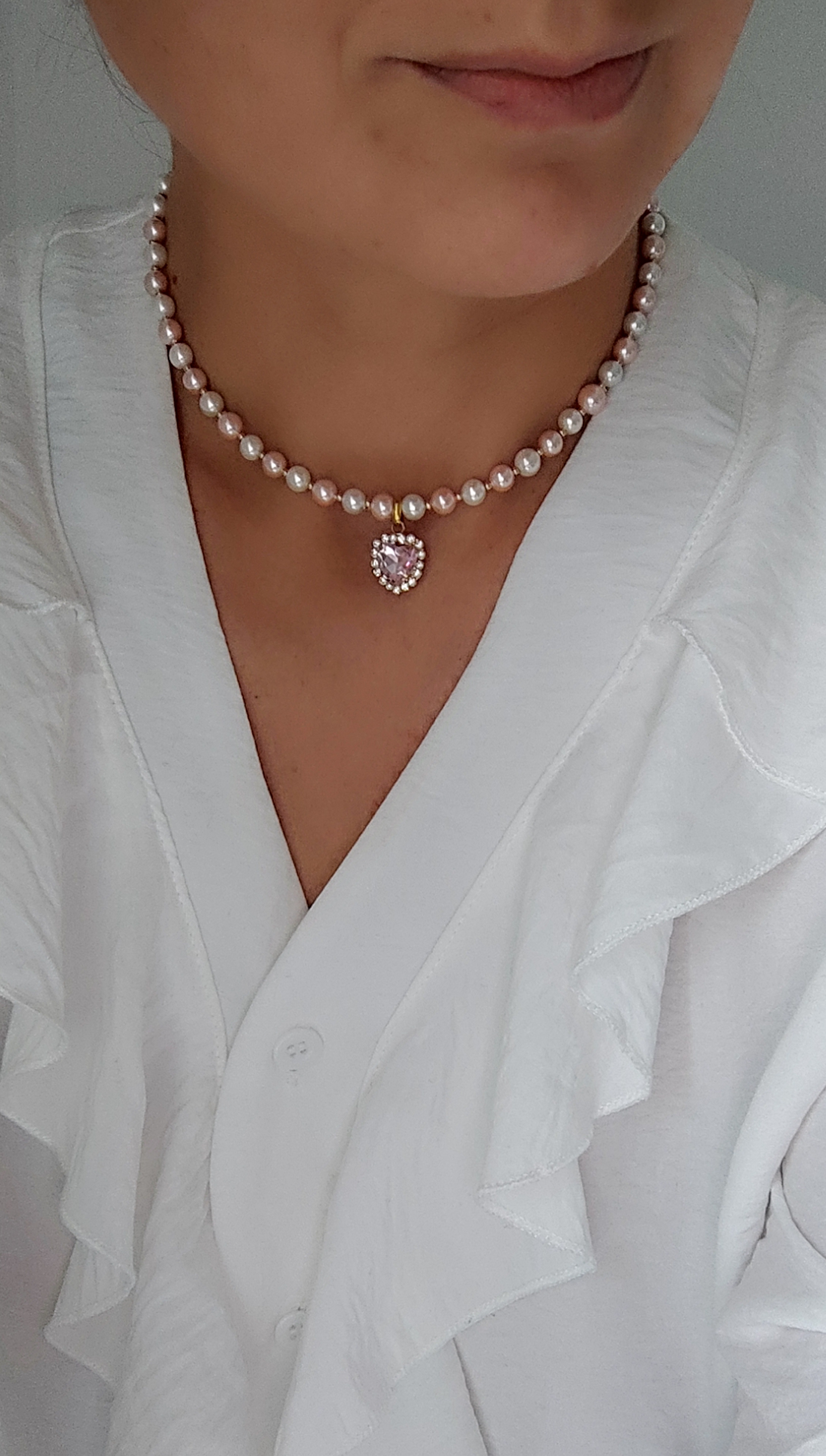 Perlų vėrinys su širdelės pakabuku