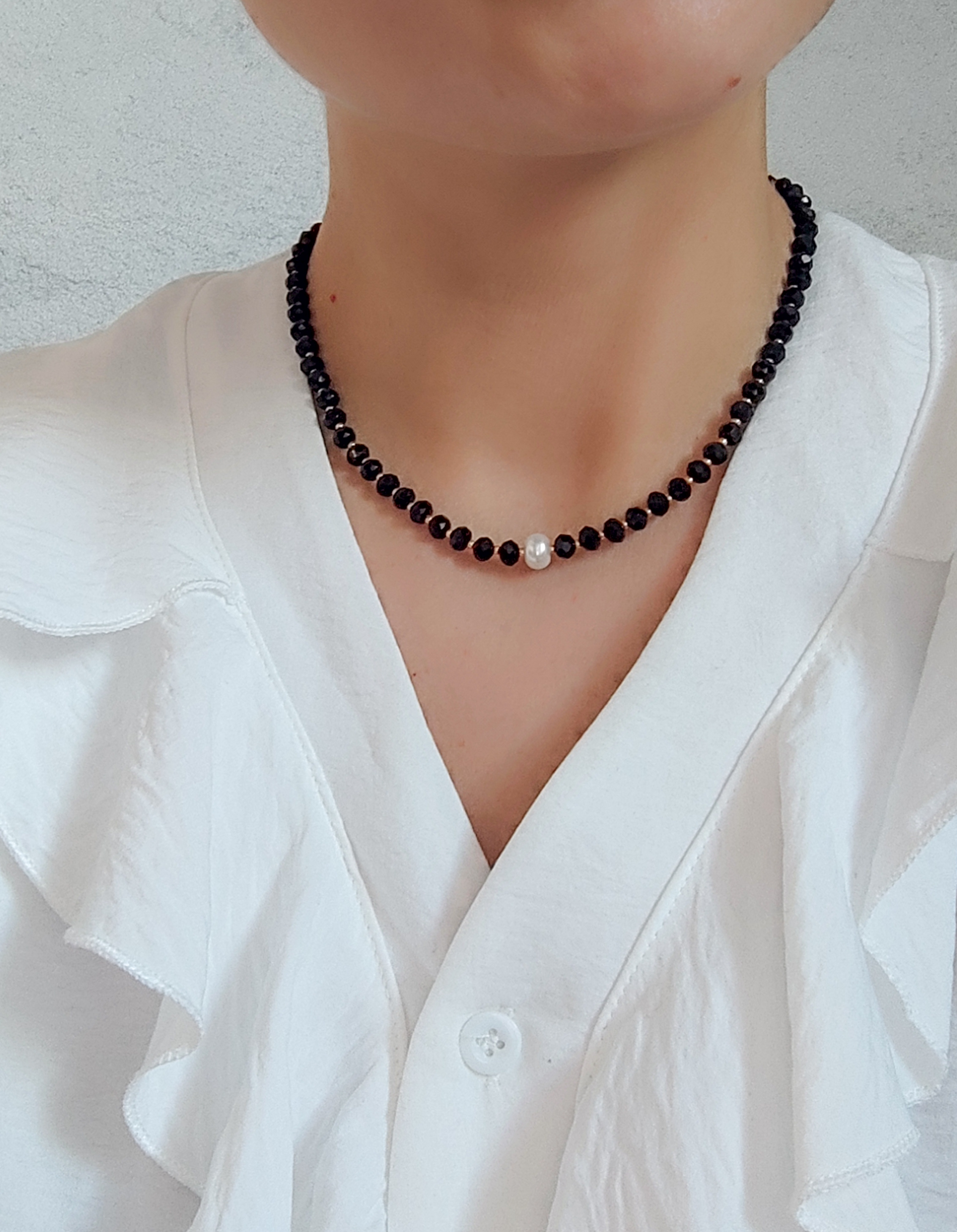 Juodų karoliukų vėrinys