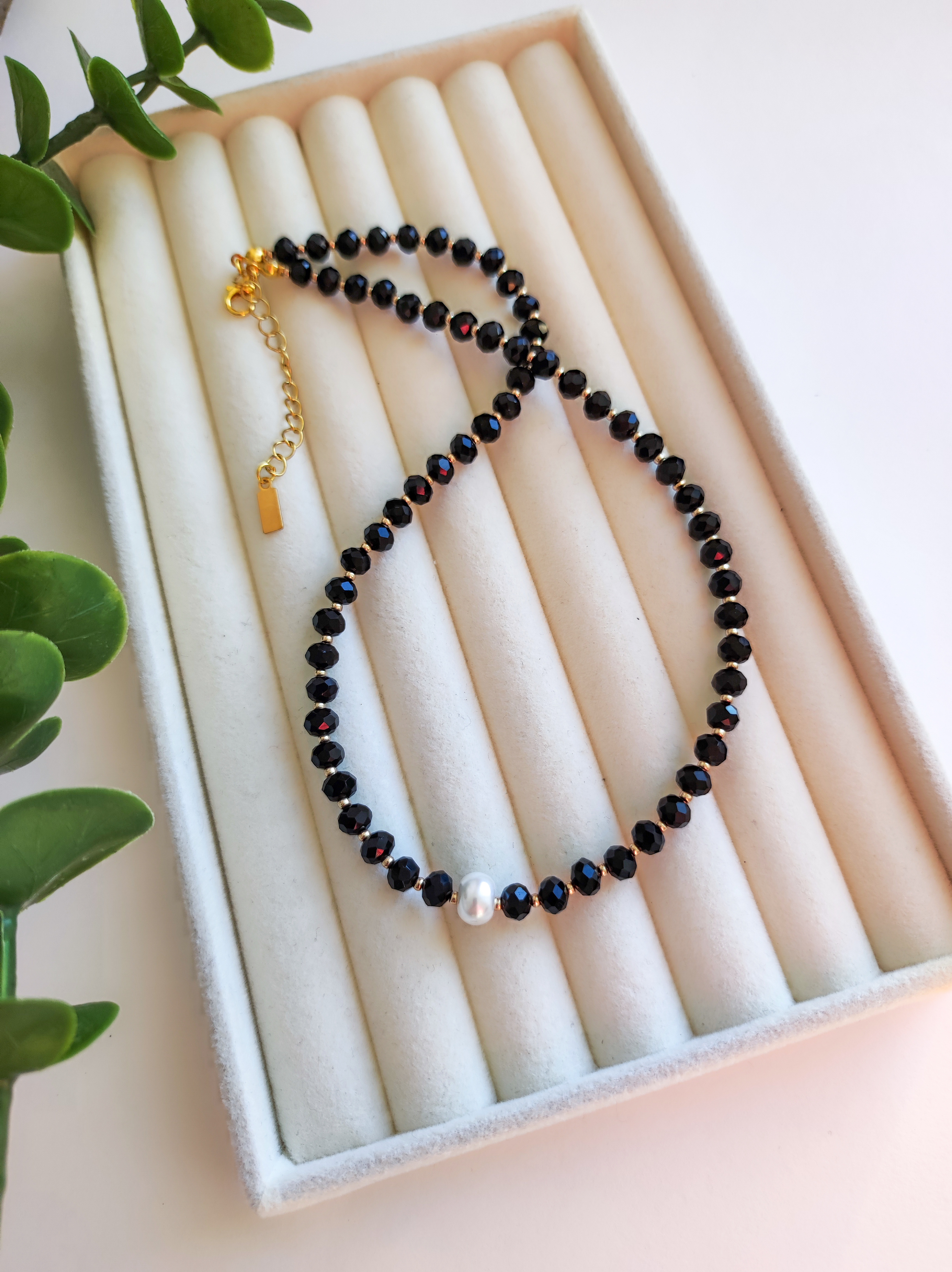 Juodų karoliukų vėrinys