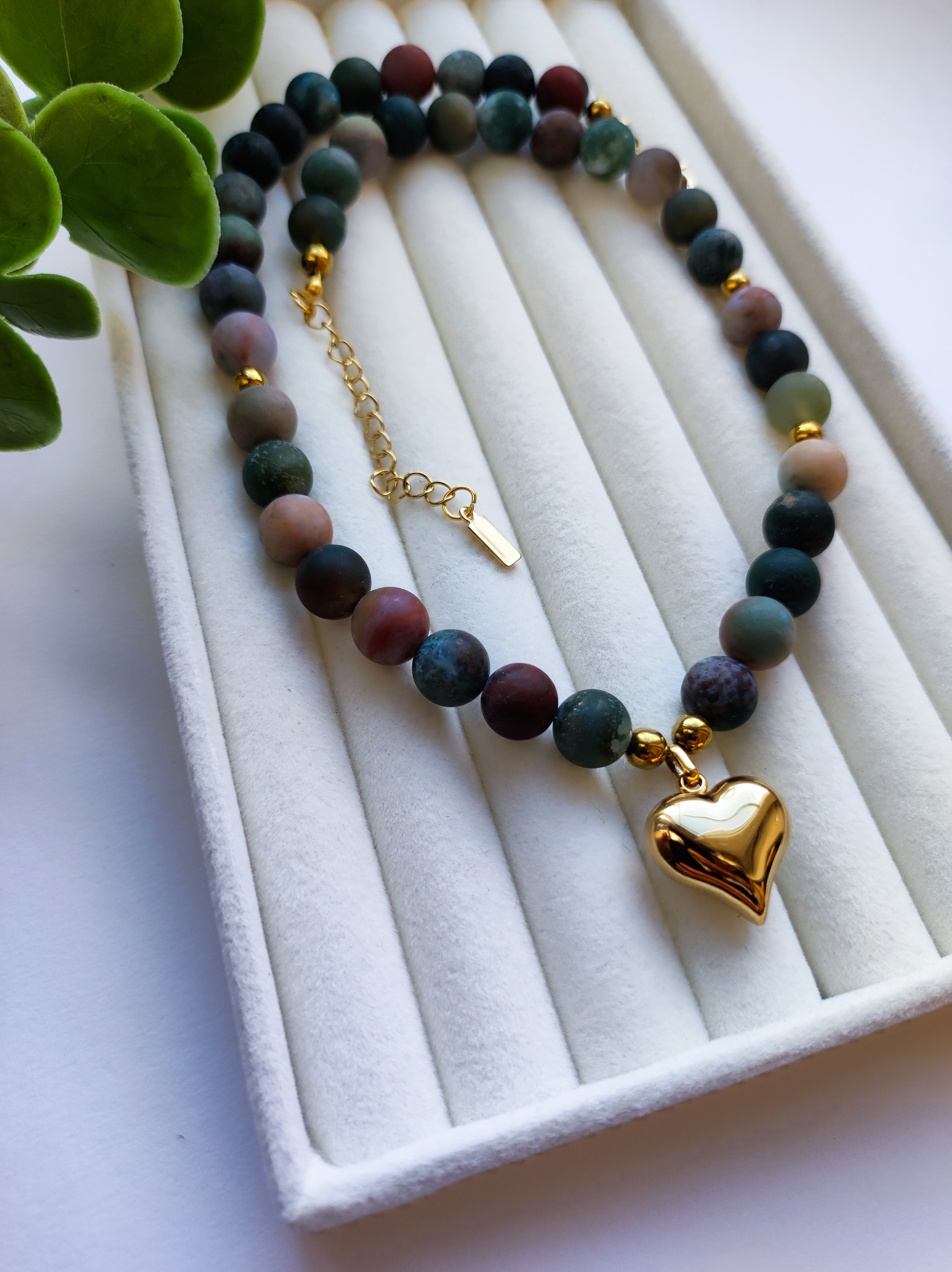 Vėrinys su aukso spalvos širdies pakabuku