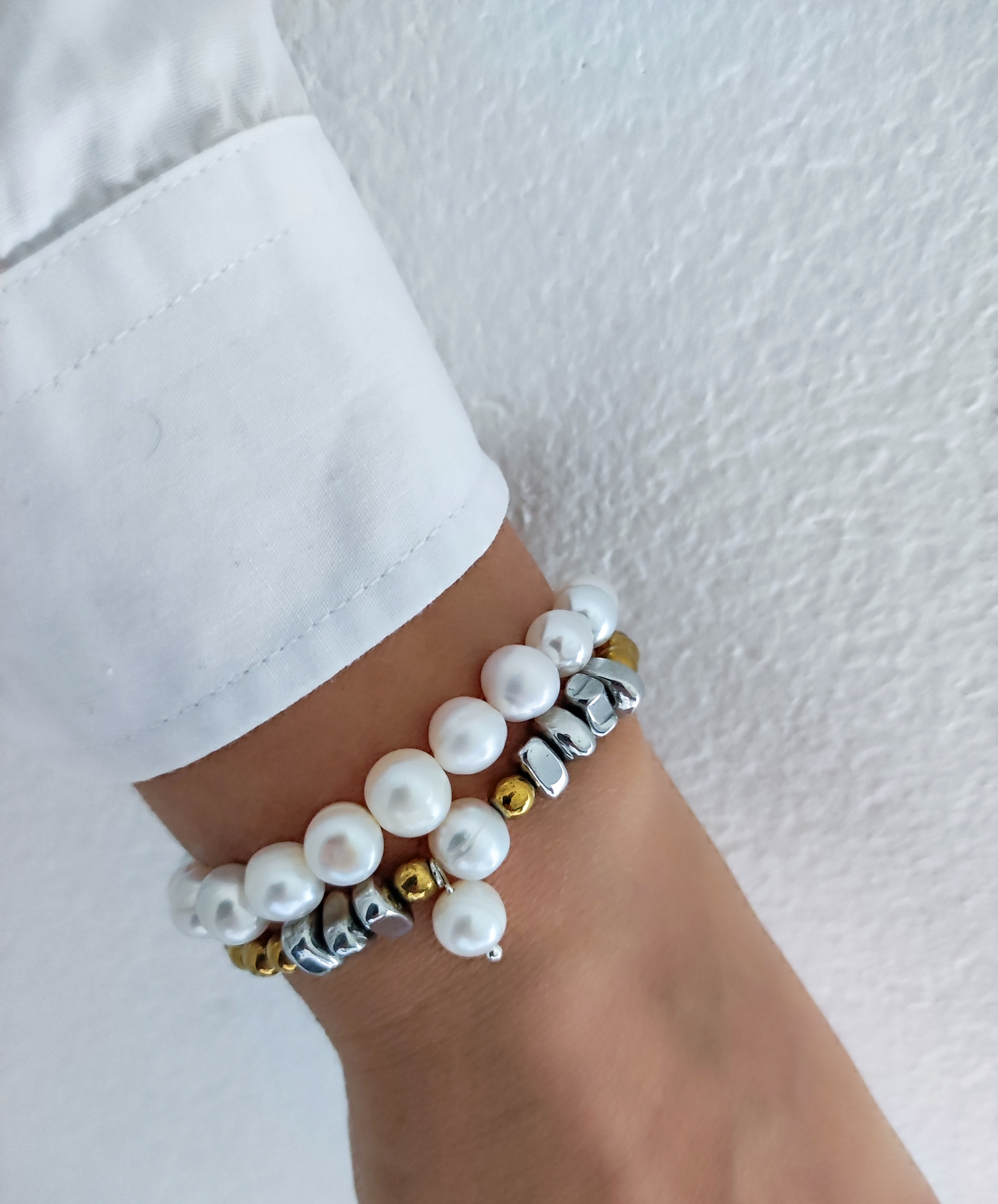 Auksinių ir perlinių karoliukų apyrankė