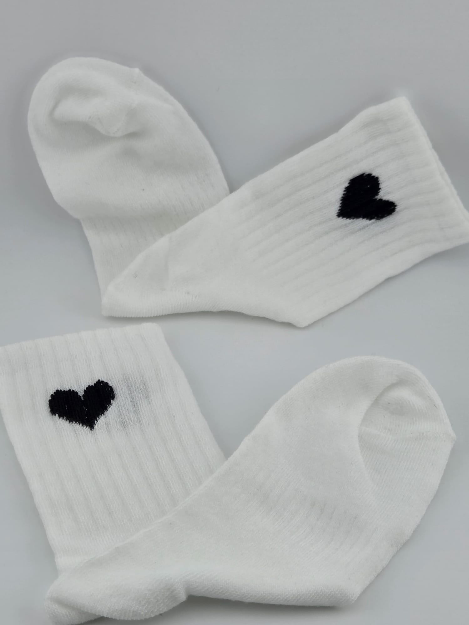 Weiße Socken mit Herzmotiv