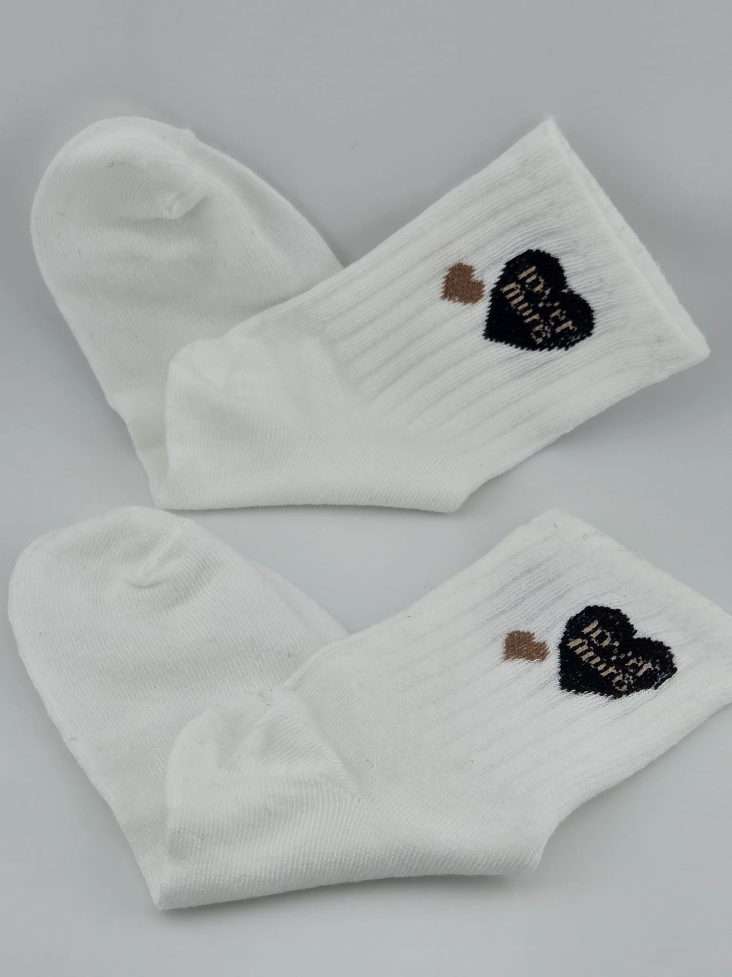 Weiße Socken mit Herz-Motiv