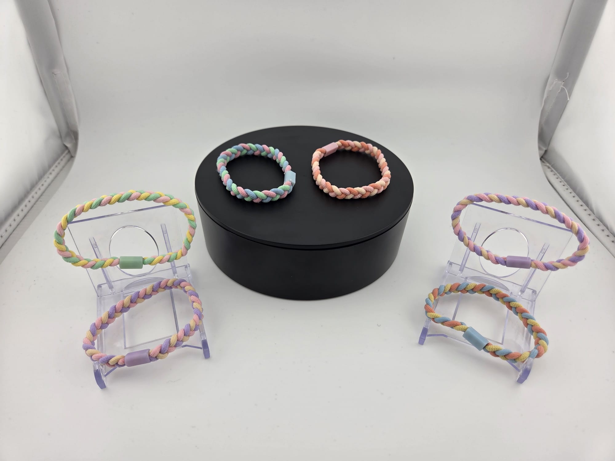 Geflochtene bunte Armbänder