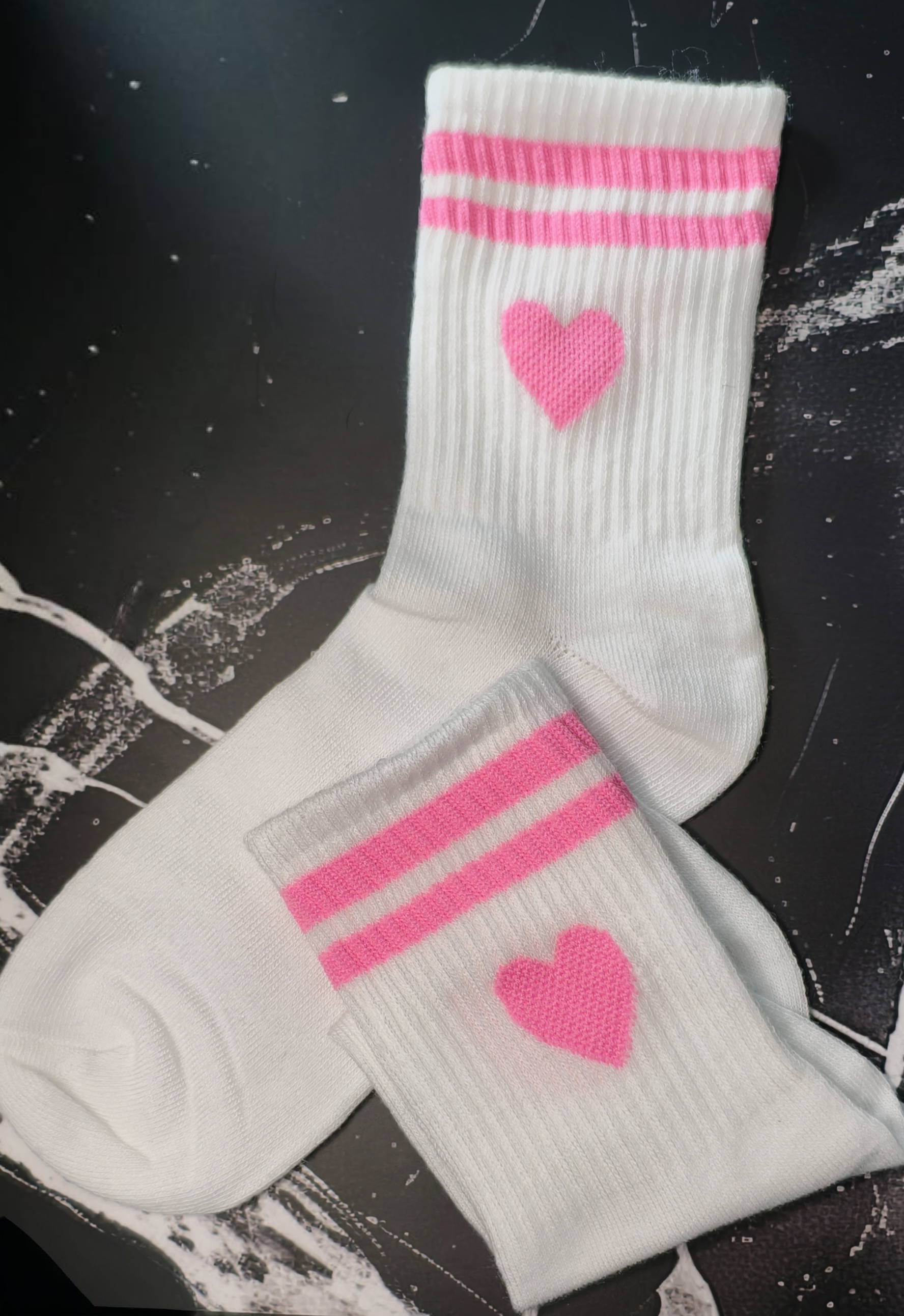 Weiße Socken mit rosa Herz