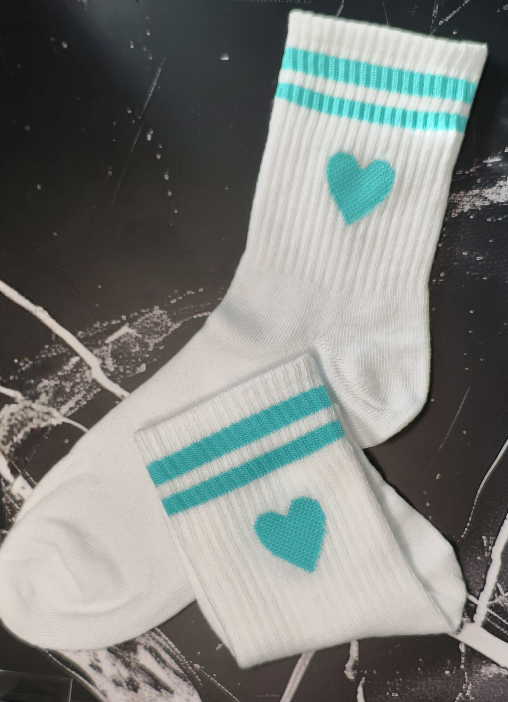 Weiße Socken mit Herzen