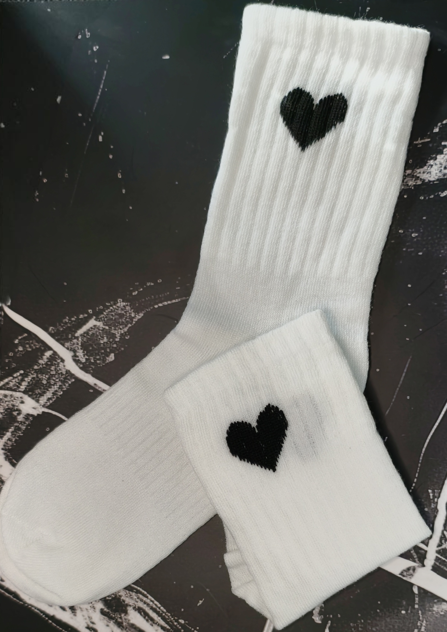 Weiße Socken mit Herzmotiv