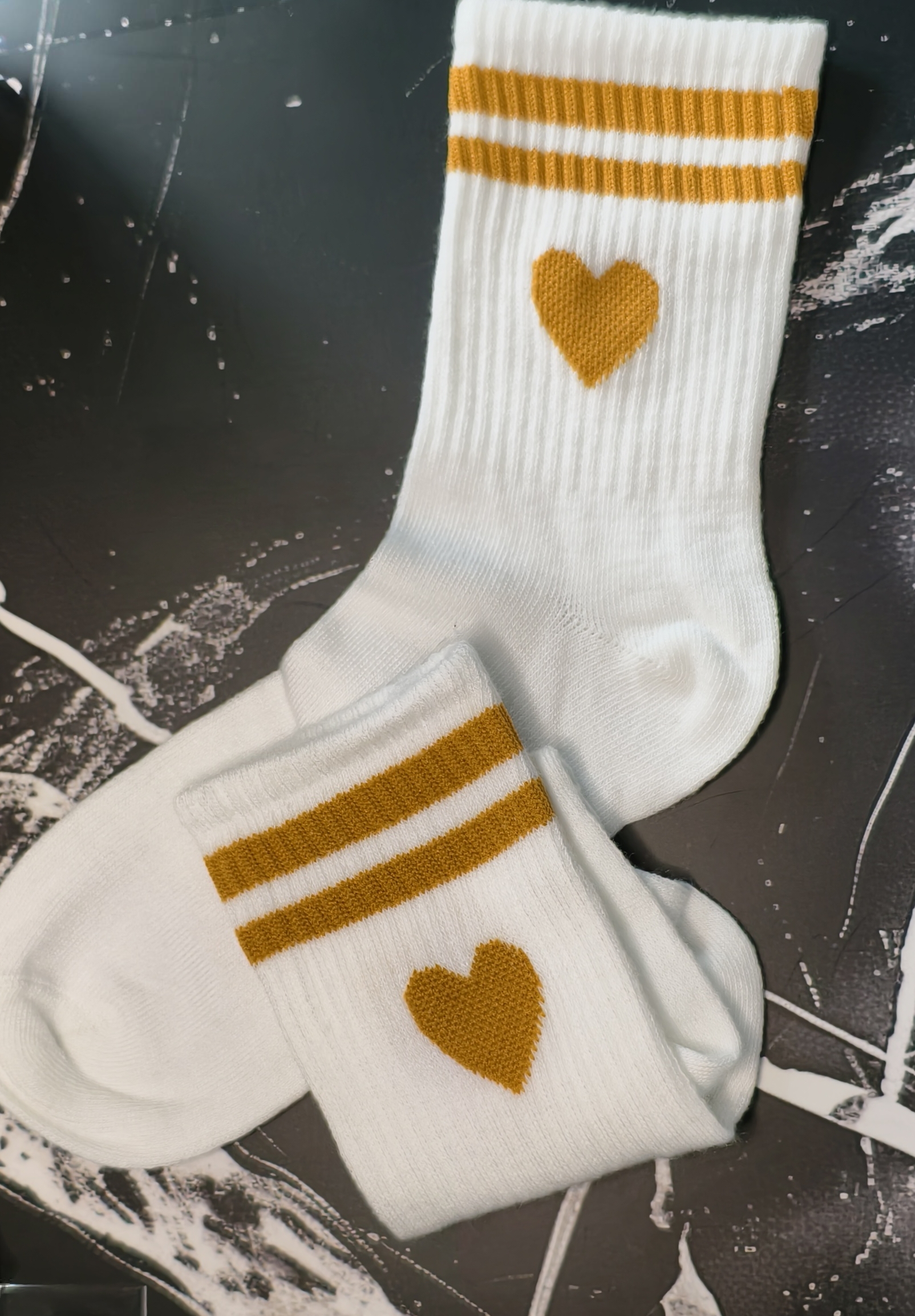 Weiße Socken mit senf-gelbem Herz
