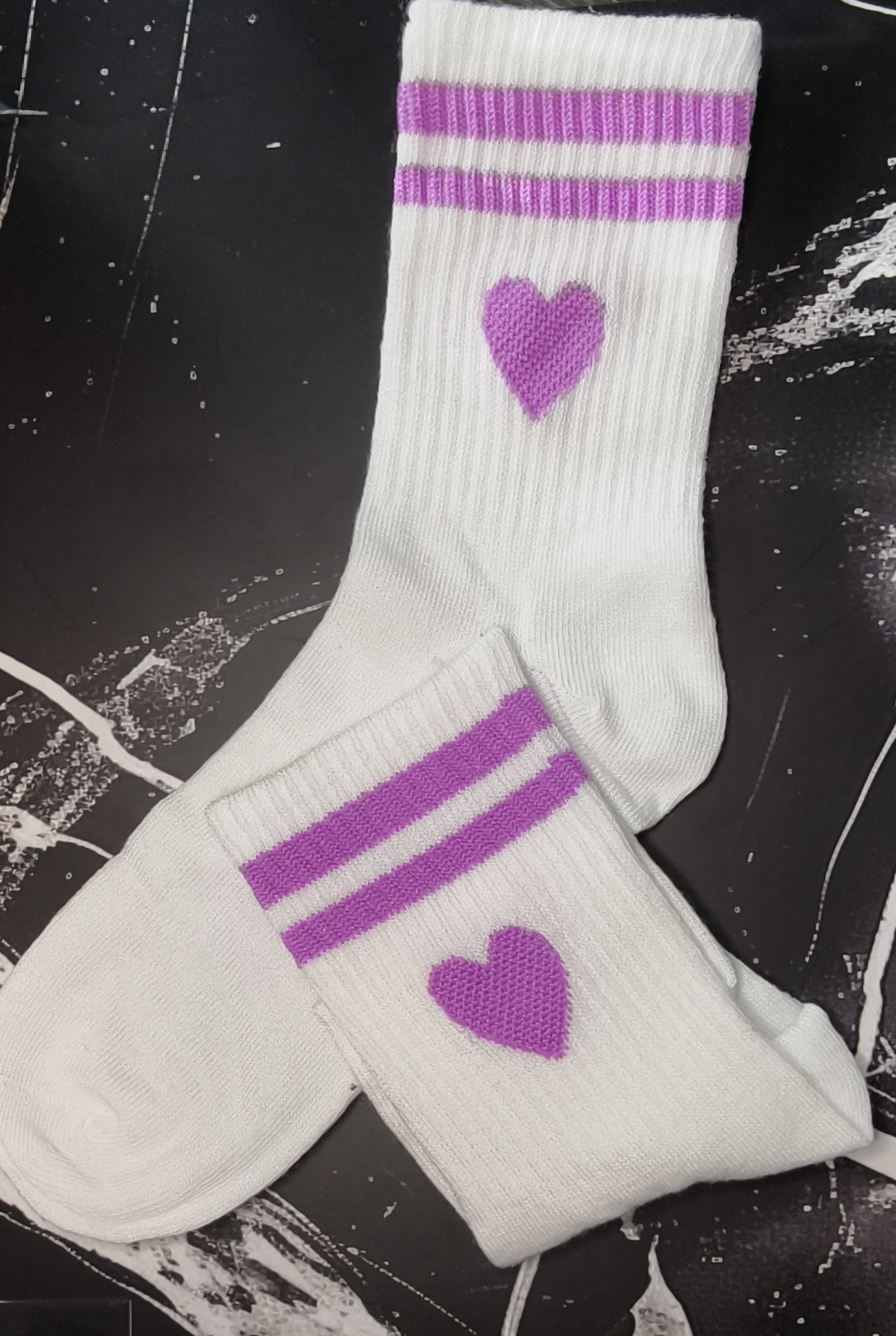 Weiße Socken mit lila Herz