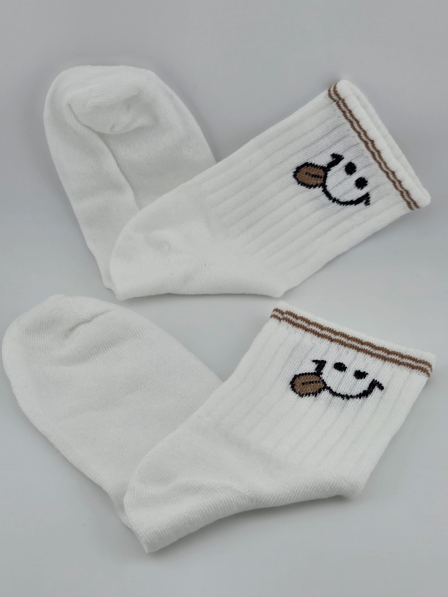 Weiße Socken mit Smiley-Motiv
