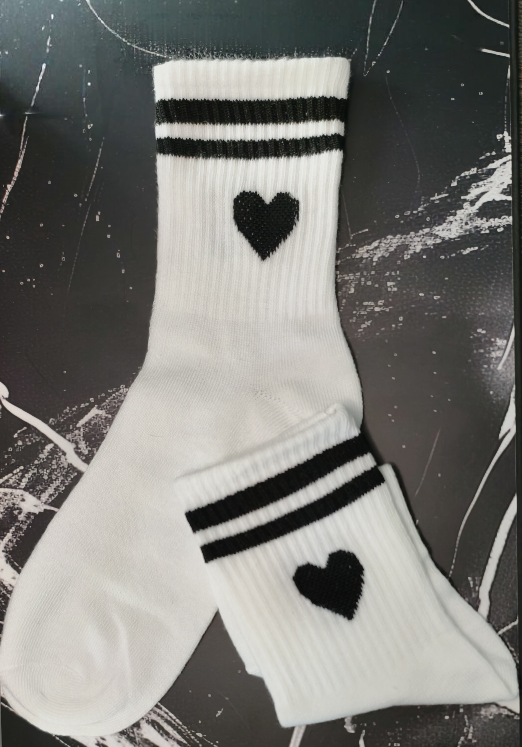 Weiße Socken mit Herzmotiv