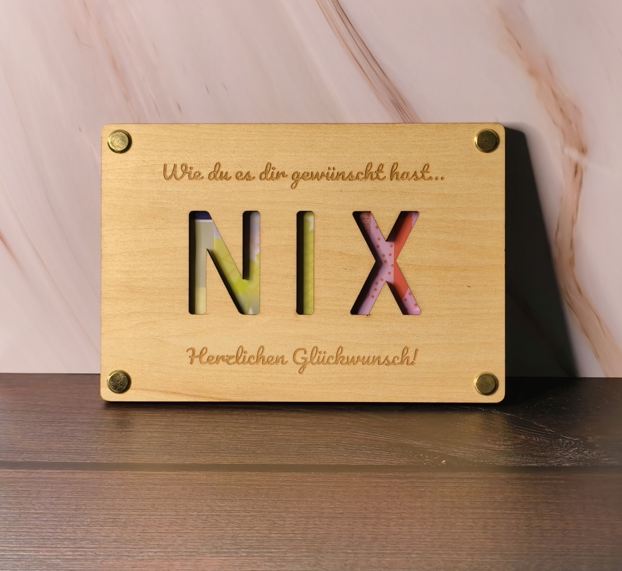 Geschenkkarte aus Holz mit 'NIX' Motiv