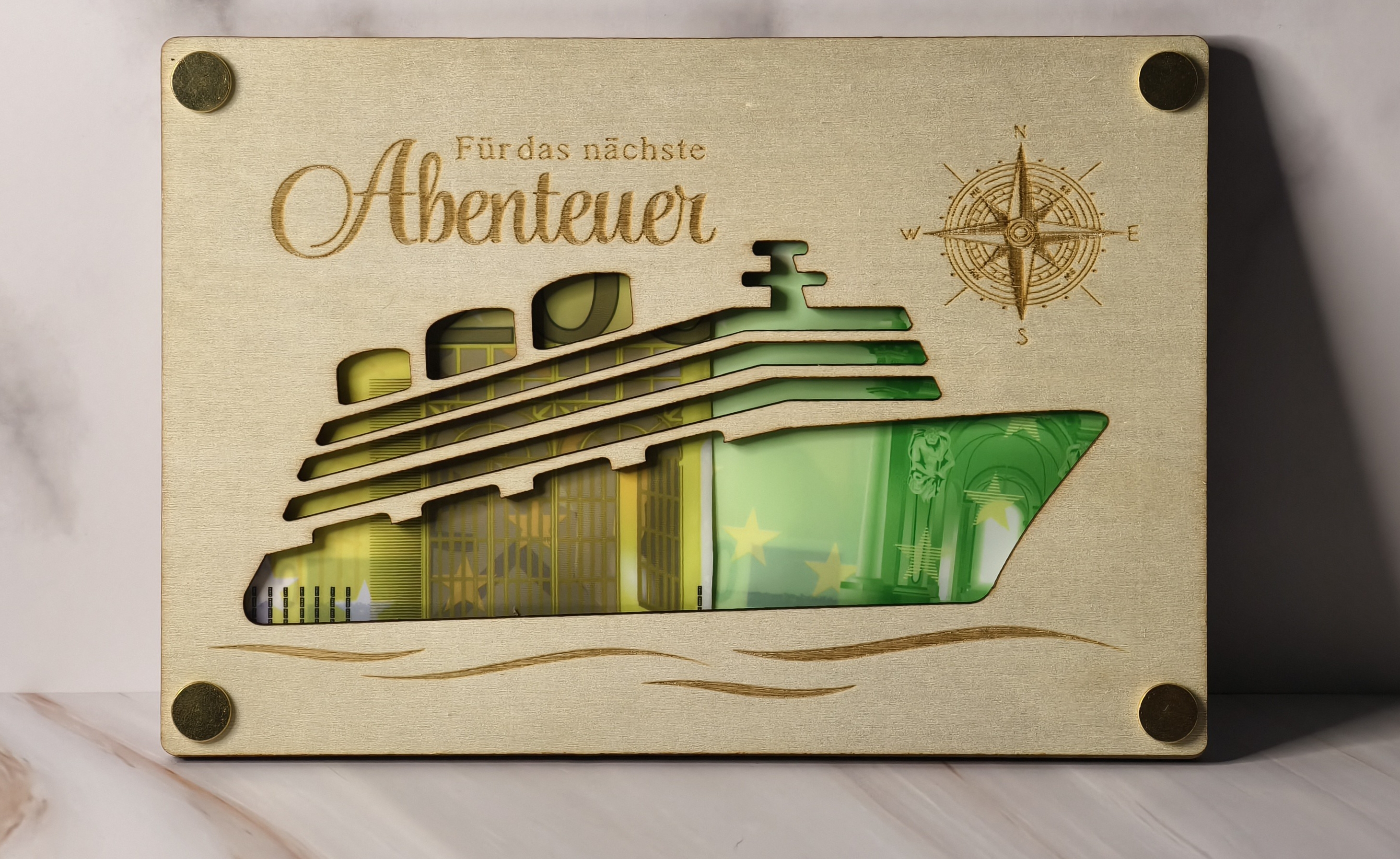 Kreuzfahrtschiff aus Holz