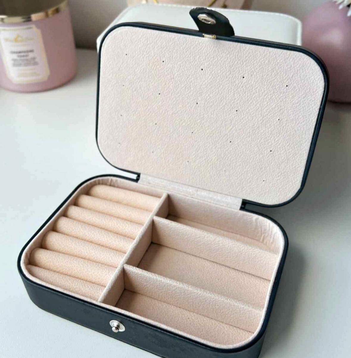 💖 Caja Mediana Organizadora de Joyas – Elegancia, Espacio y Protección en un Solo Lugar