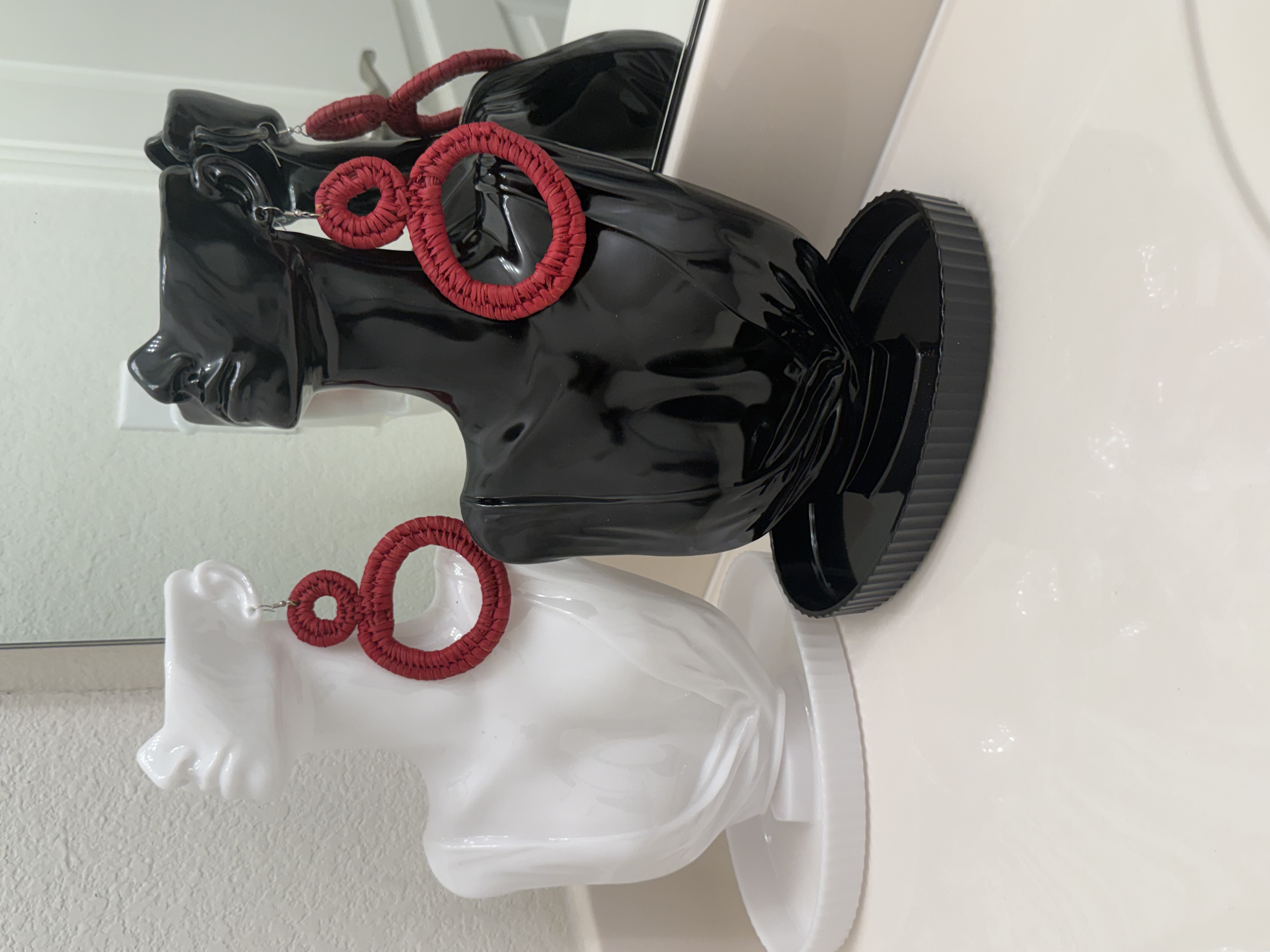 Red circular raffia earrings 