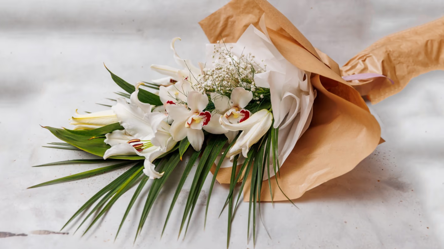 Buket sa orhidejama i ljiljanima