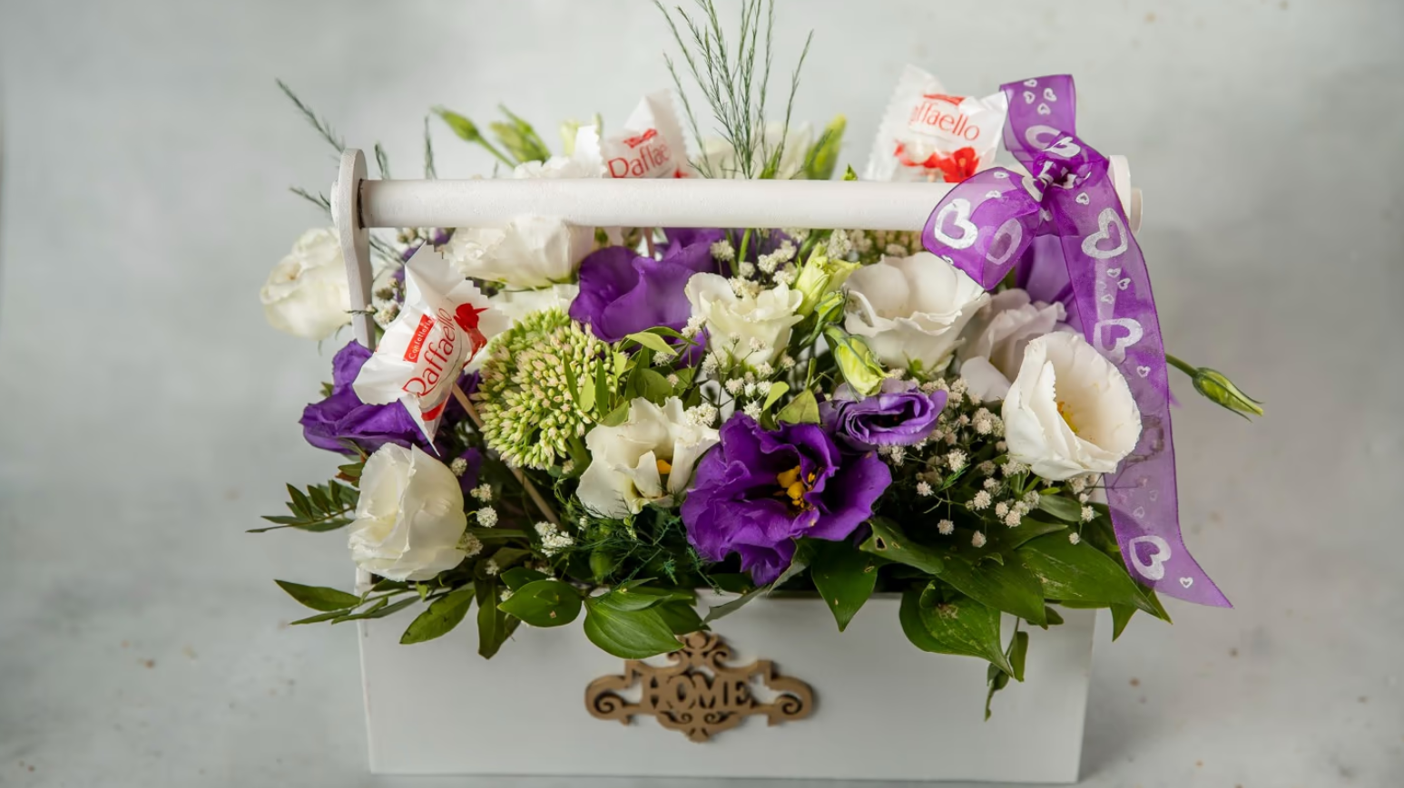 Cvetni aranžman sa slatkišima