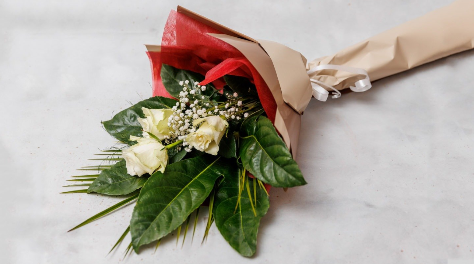 Buket tri bele ruže