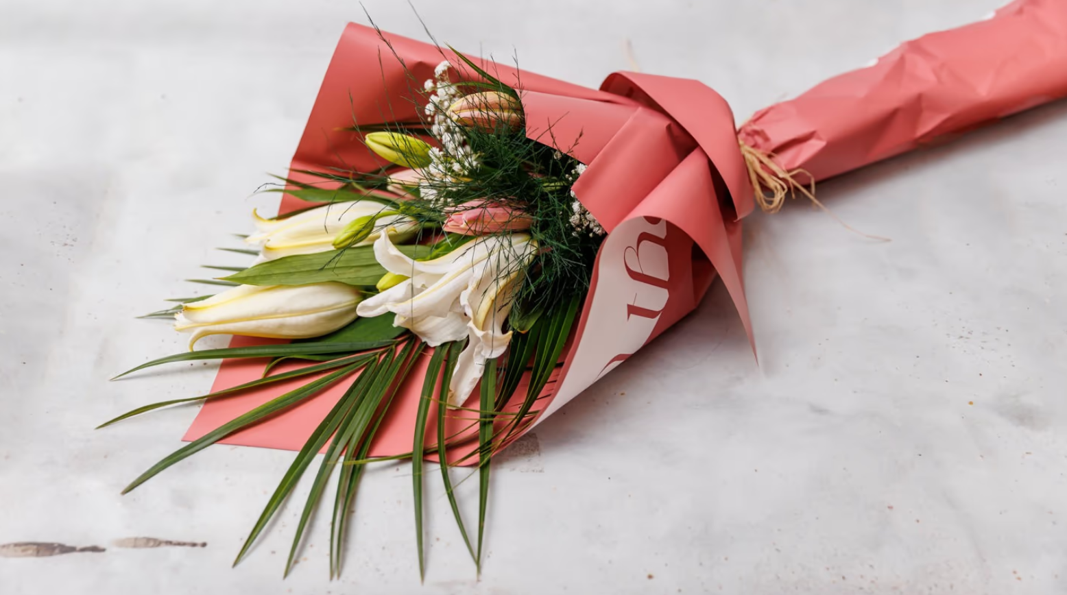 Buket sa ljiljanima i dekoracijom