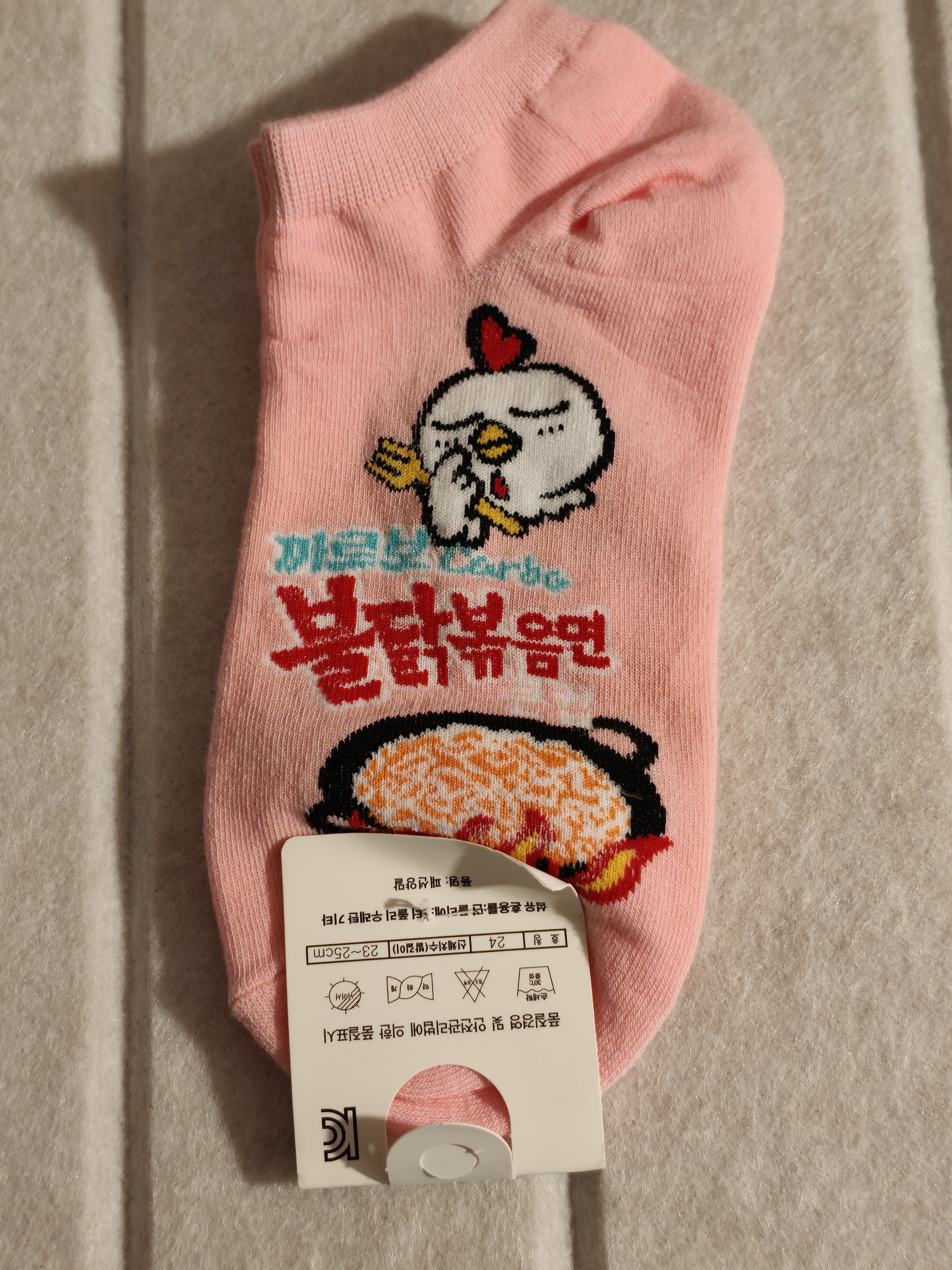 Chaussettes roses avec Samyang buldak Carbonara