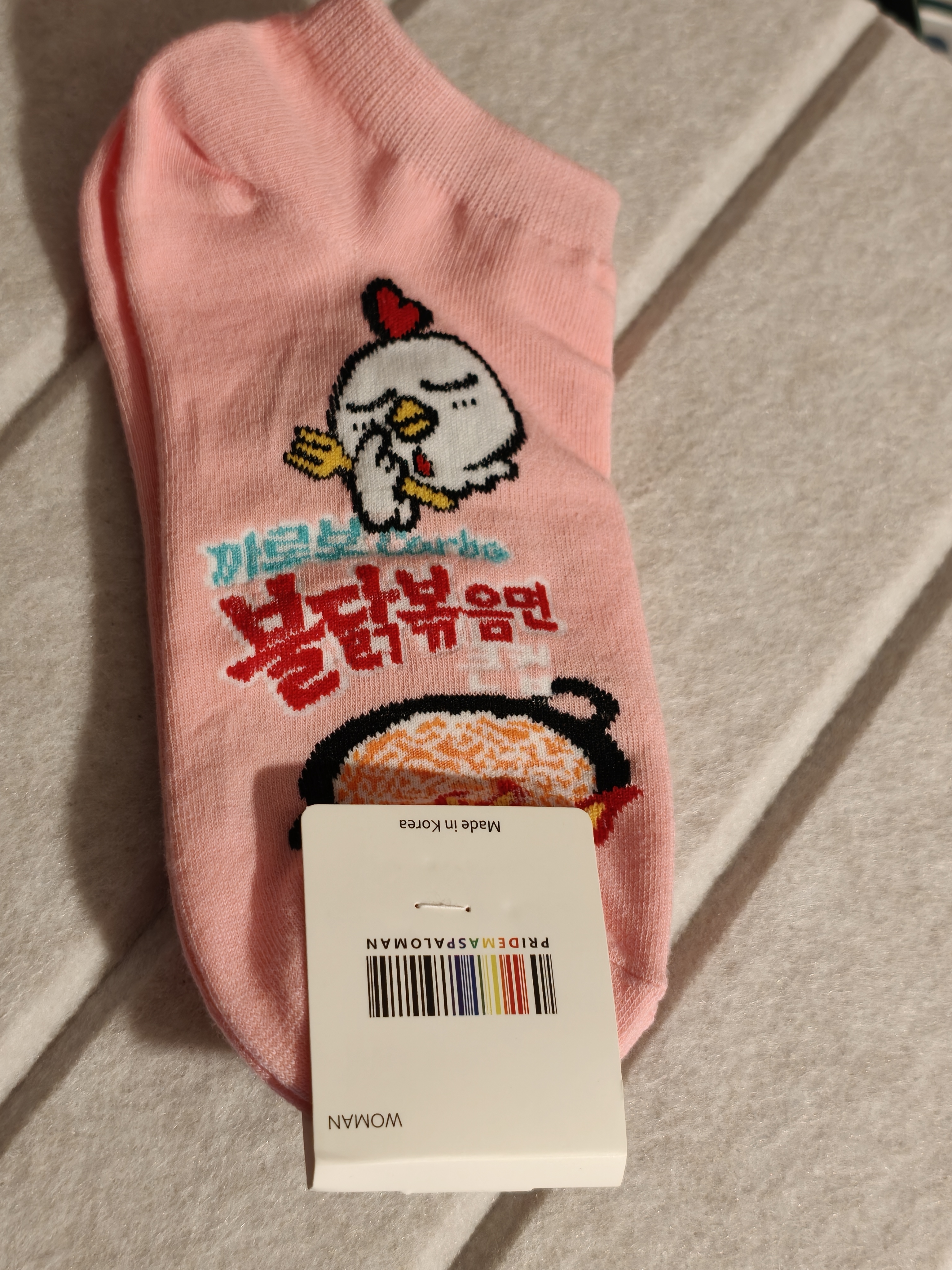 Chaussettes roses avec Samyang buldak Carbonara