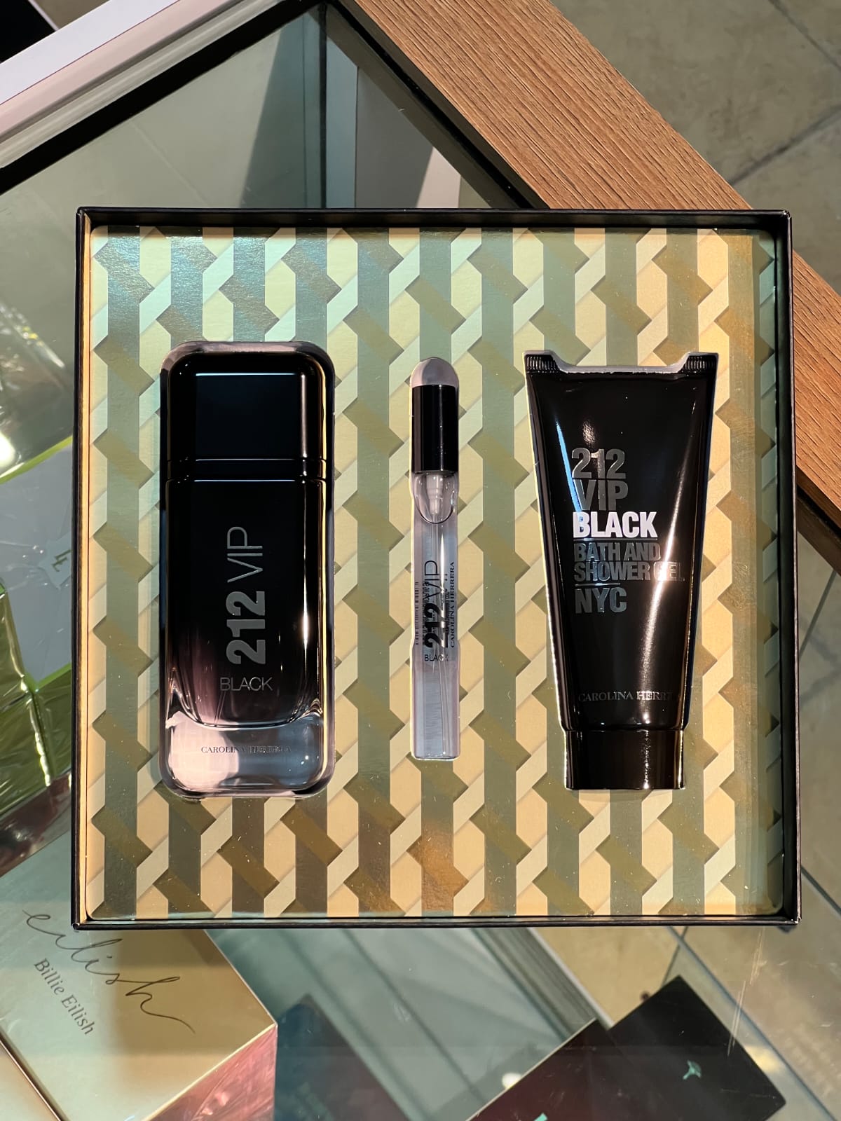 GIFT SET - CAROLINA HERRERA "212 VIP BLACK" 3.4OZEDT SPR + PEN + S/G" 3PCS" MEN