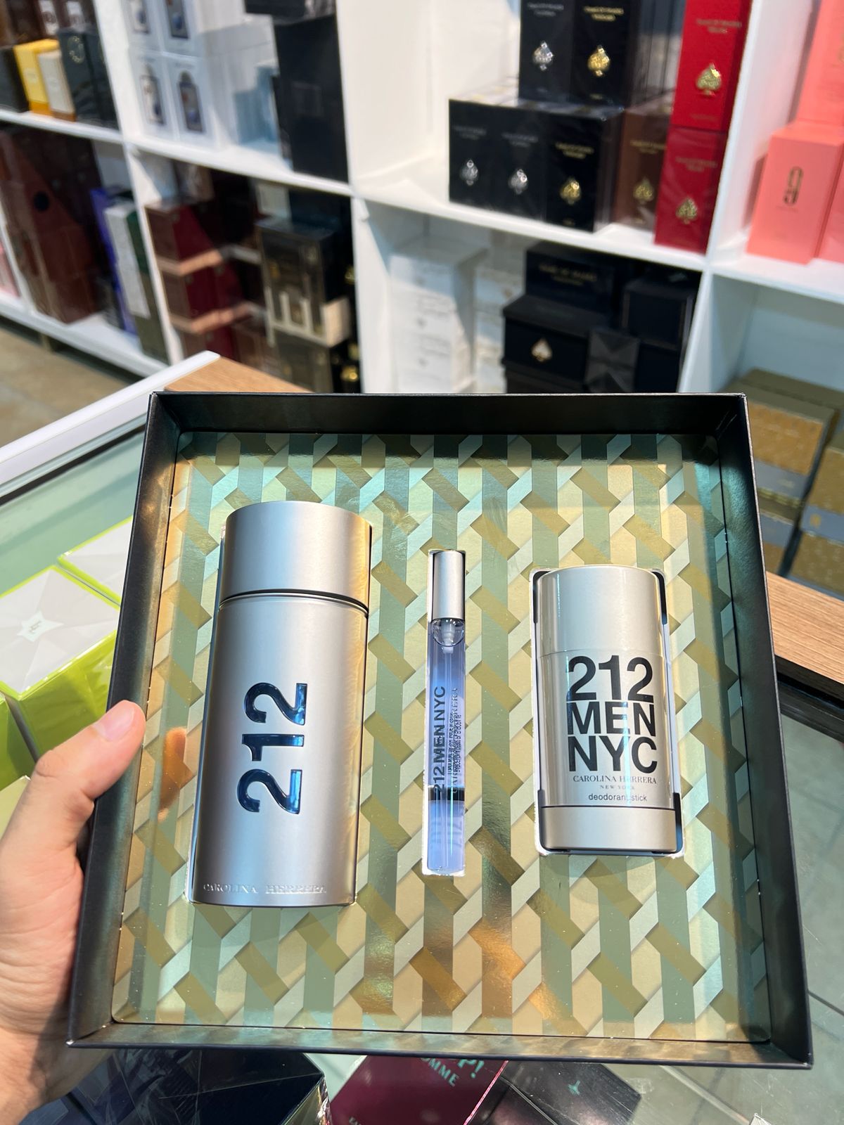 GIFT SET - CAROLINA HERRERA "212 MEN" 3.4OZ EDT SPR"3PCS" MEN (HARD BOX)