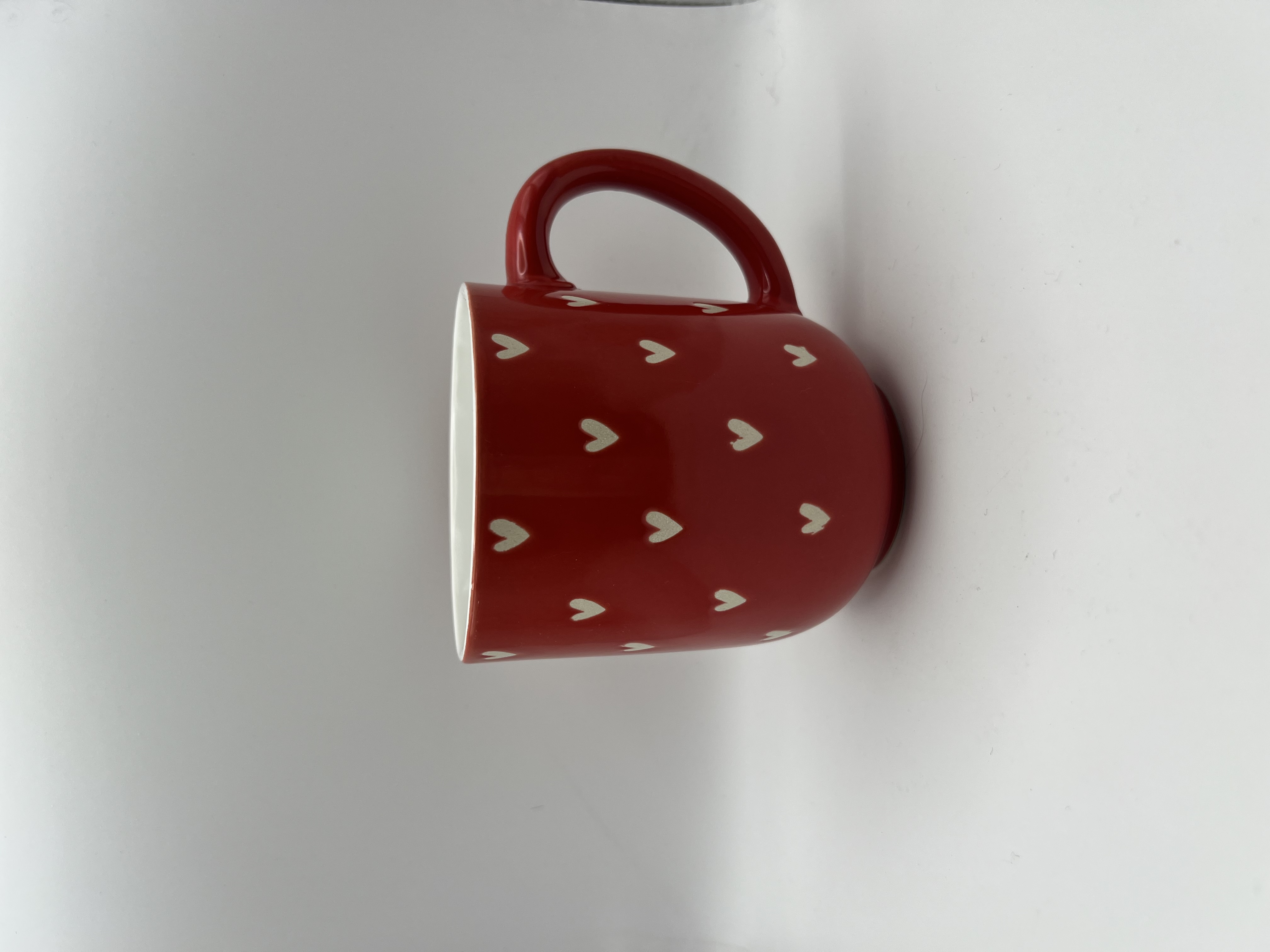 Tazza rossa con cuori 