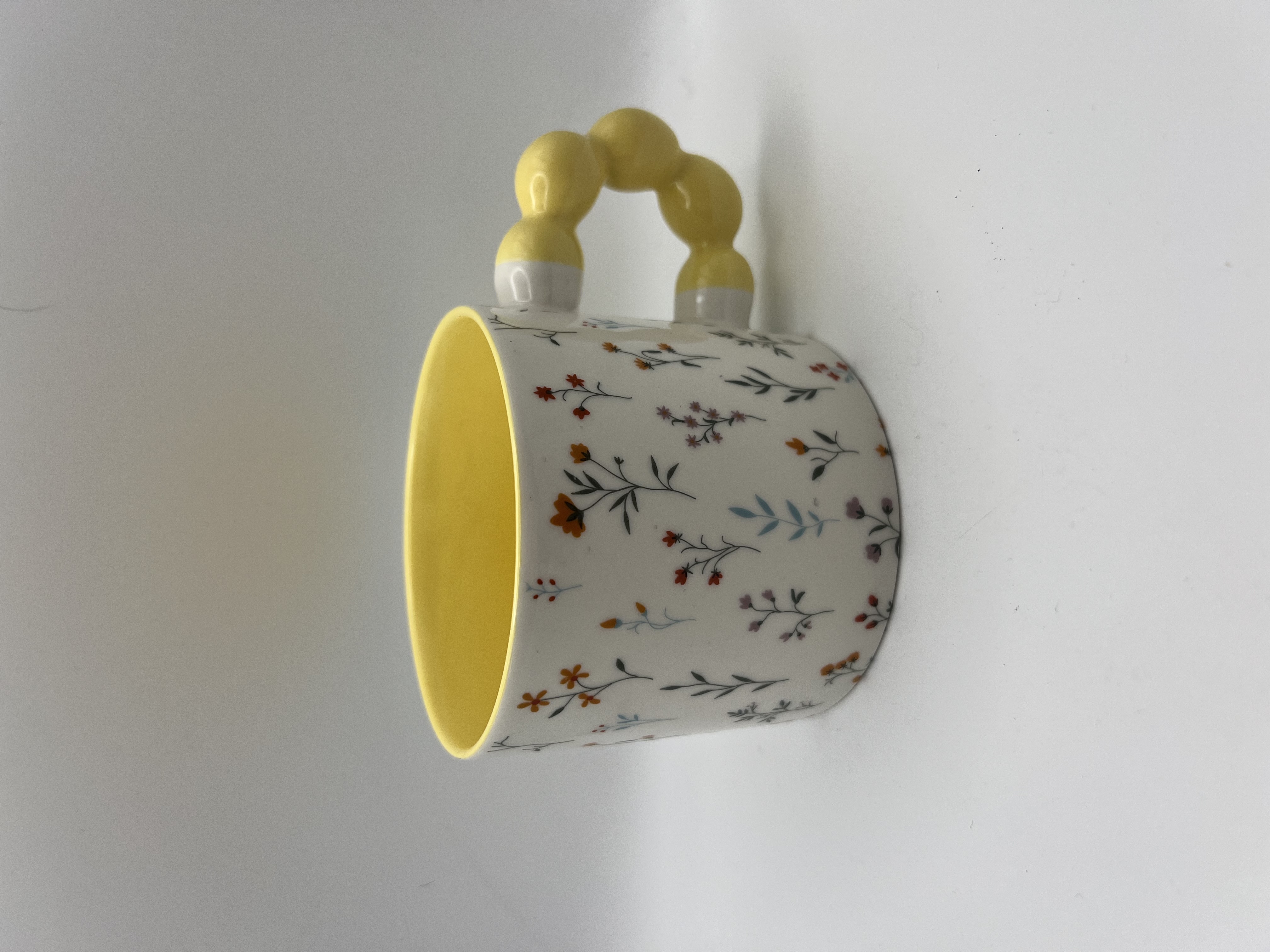 Tazza con manico a perle (gialla)