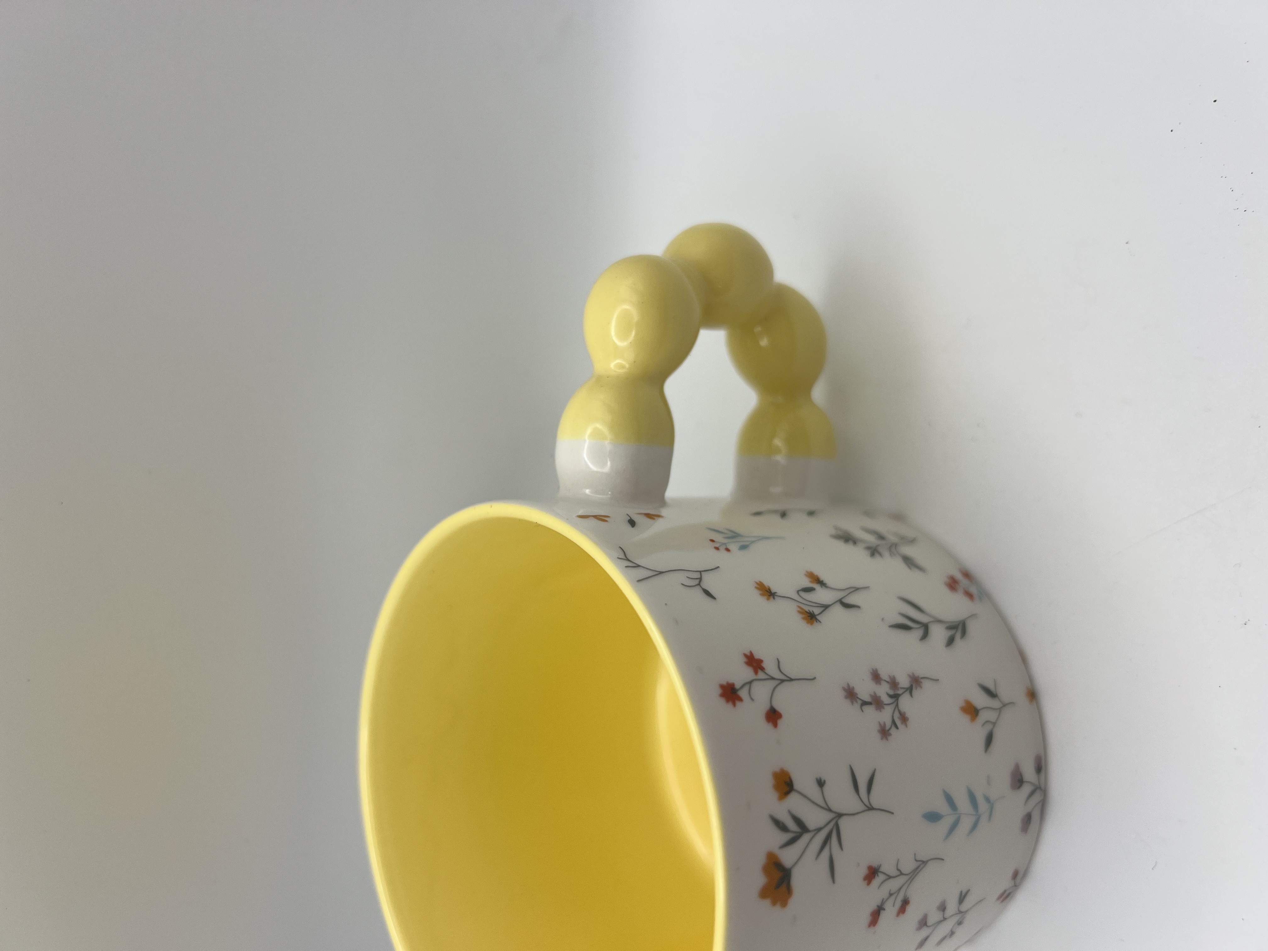 Tazza con manico a perle (gialla)