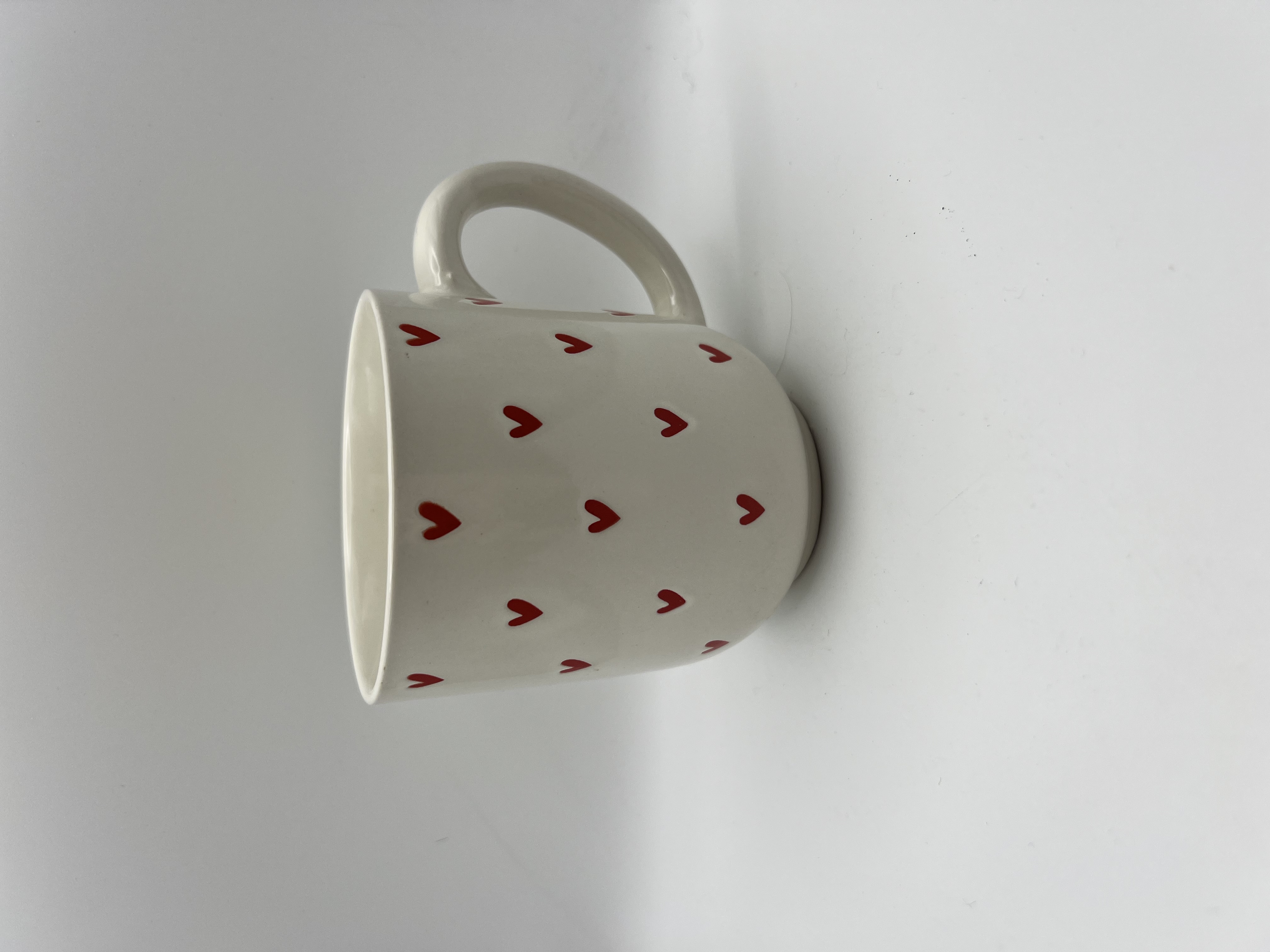 Tazza color panna con cuori