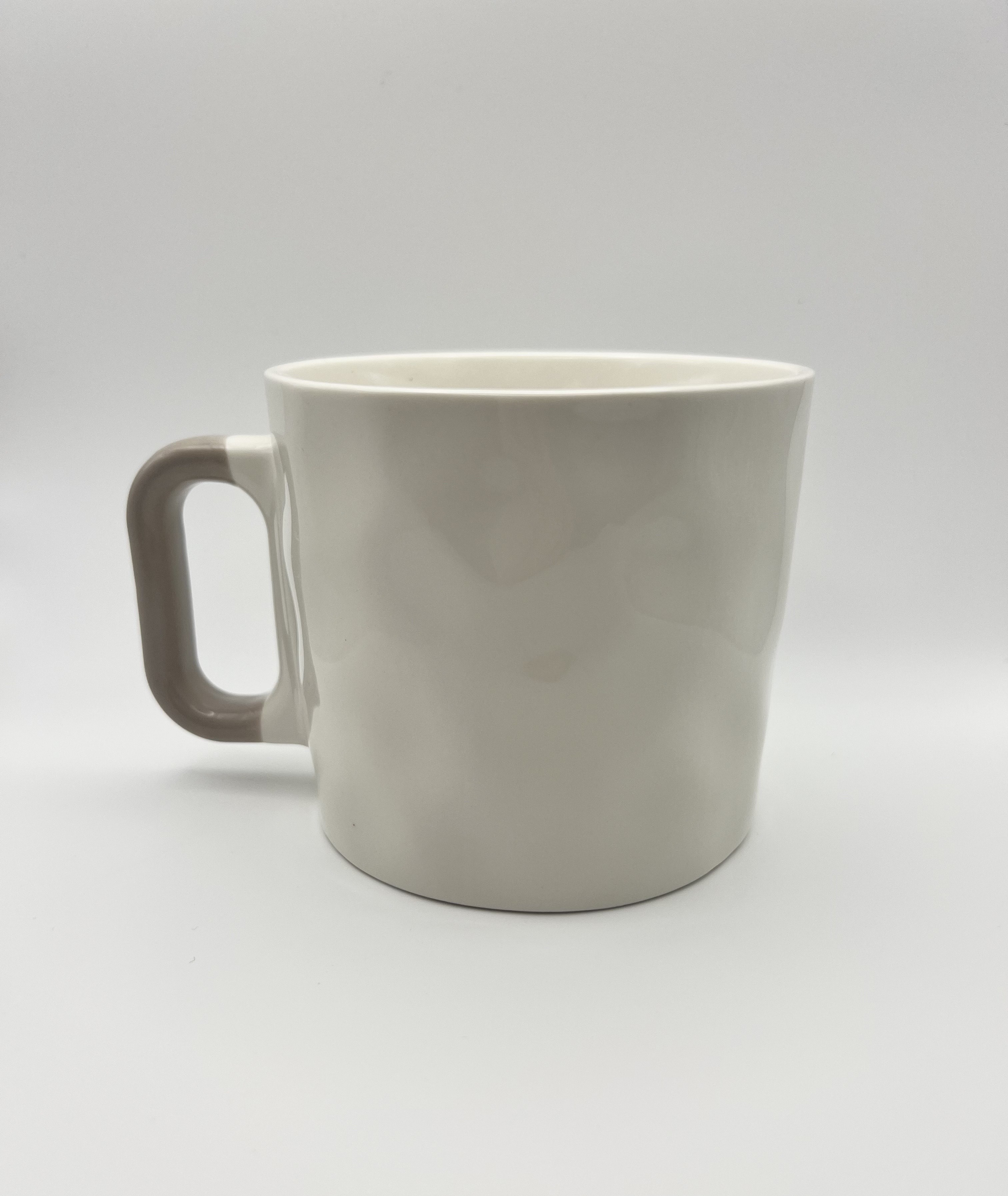 Mug bianca con fiori tortora