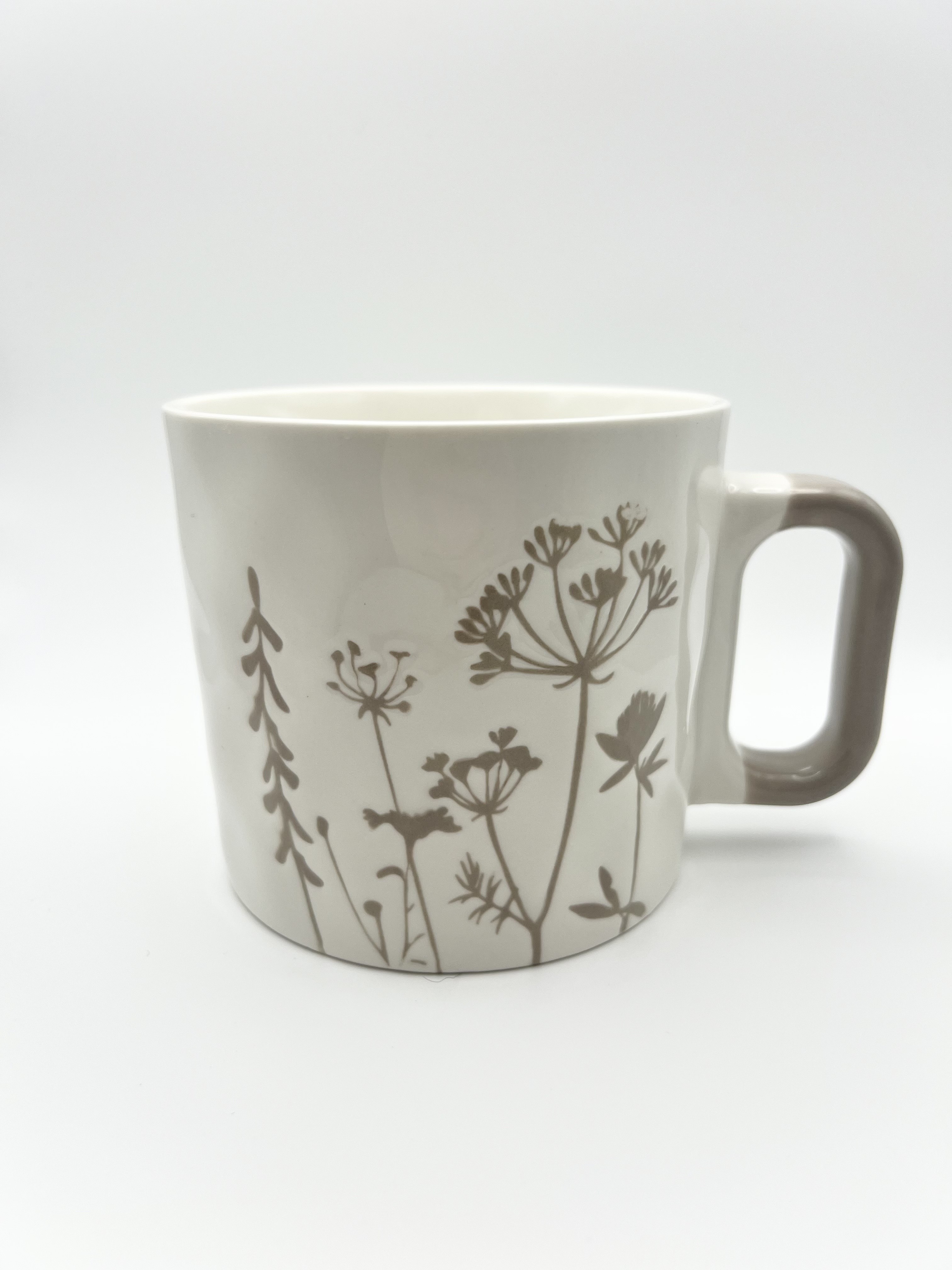 Mug bianca con fiori tortora