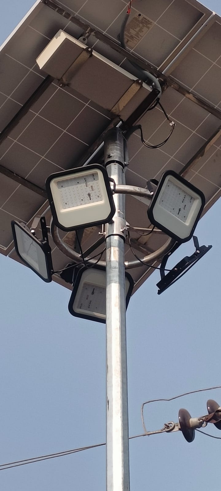 Solar-powered LED High mast light 