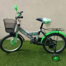 20″ Kids Bicycle – Children’s Size 20 Bike in Green/Black with Training Wheels, Front Basket & Rear Carrier Rack (Ages 7‑12)