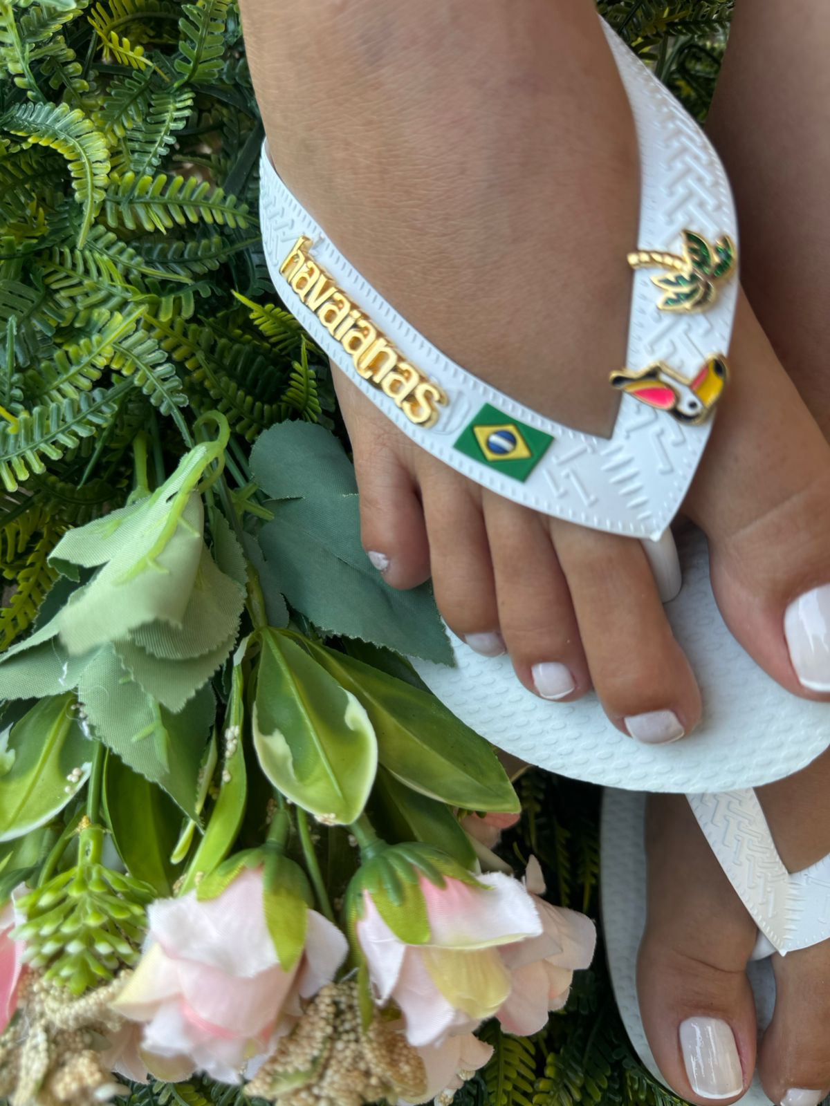 Havaiana top logo Brasil com acessório  tucano + coqueiro
