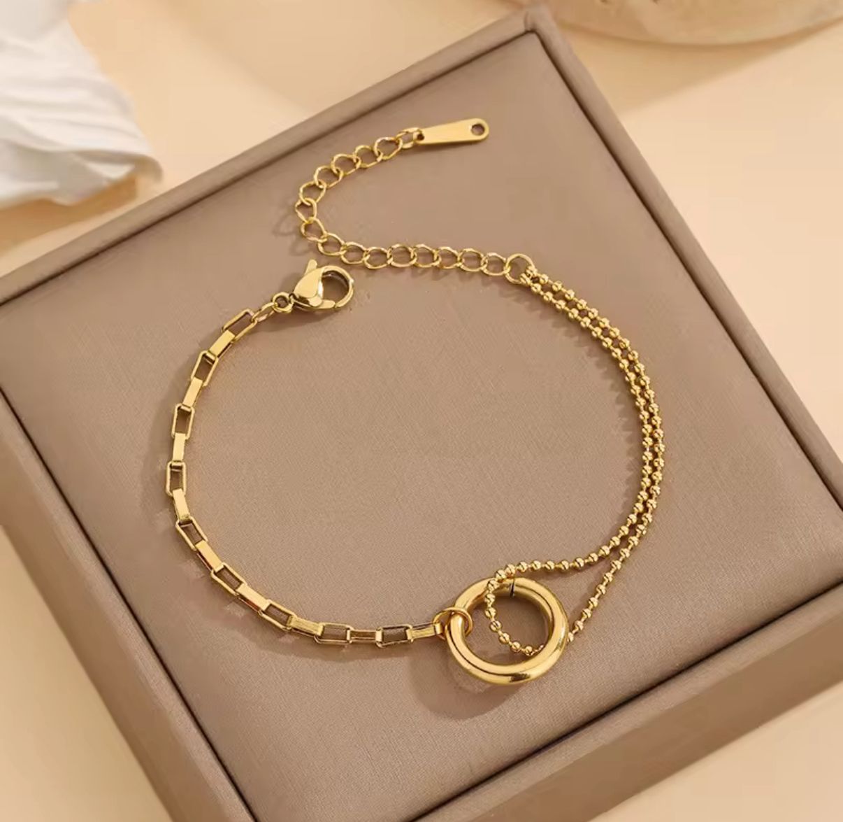 Bracelet doré élégant