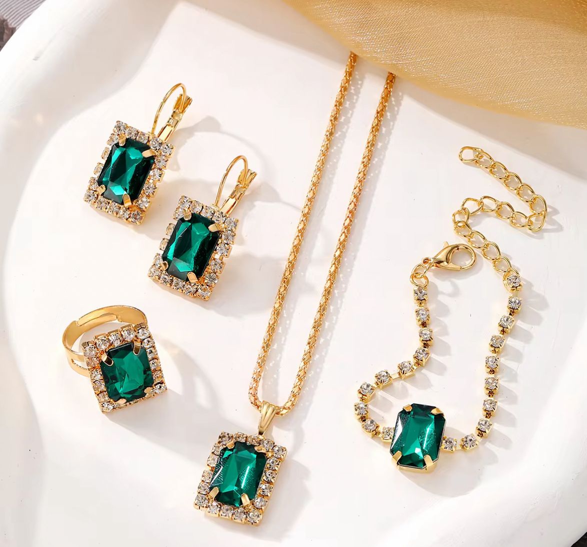 Collier doré à strass