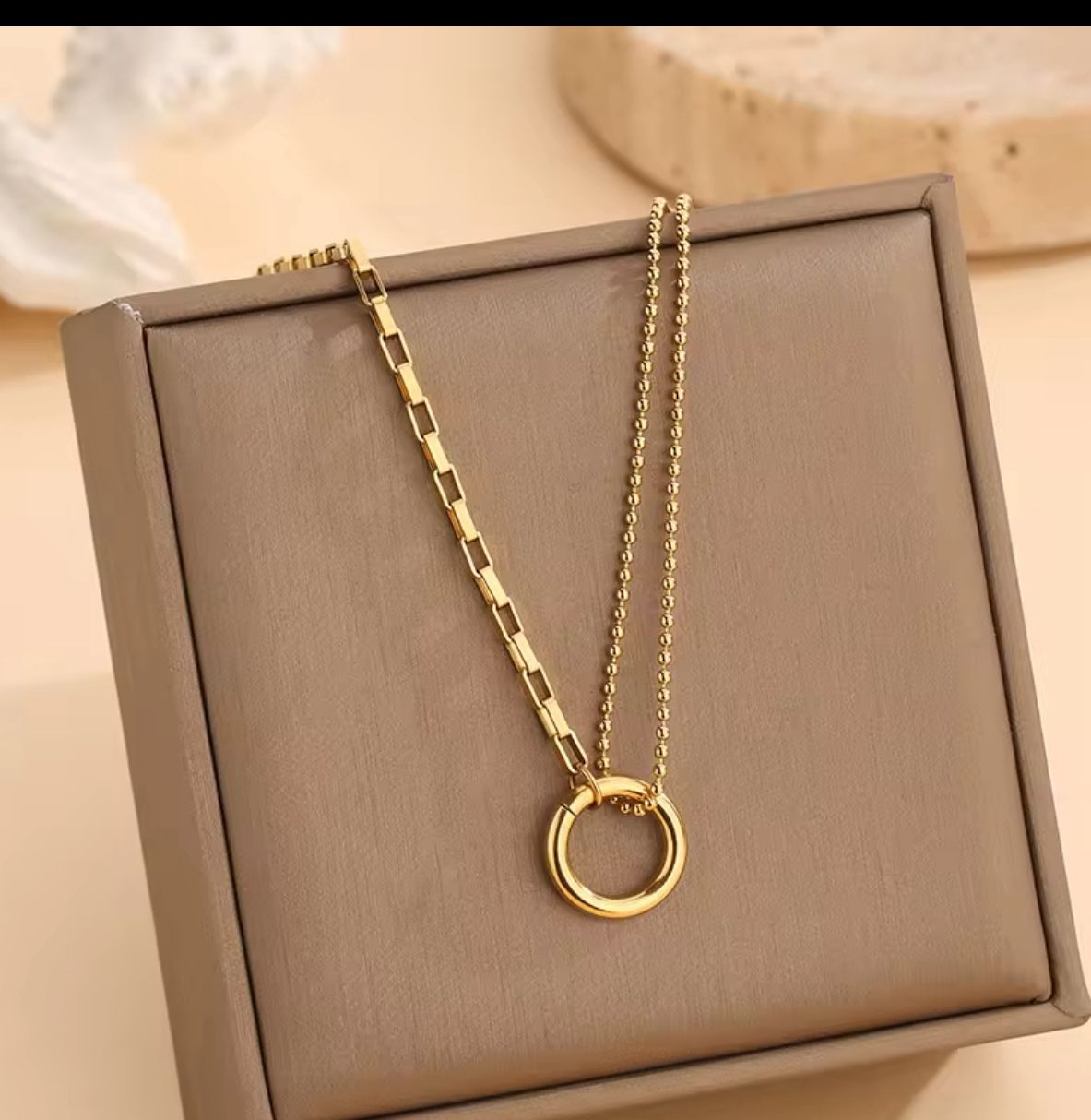 Collier doré à pendentif rond