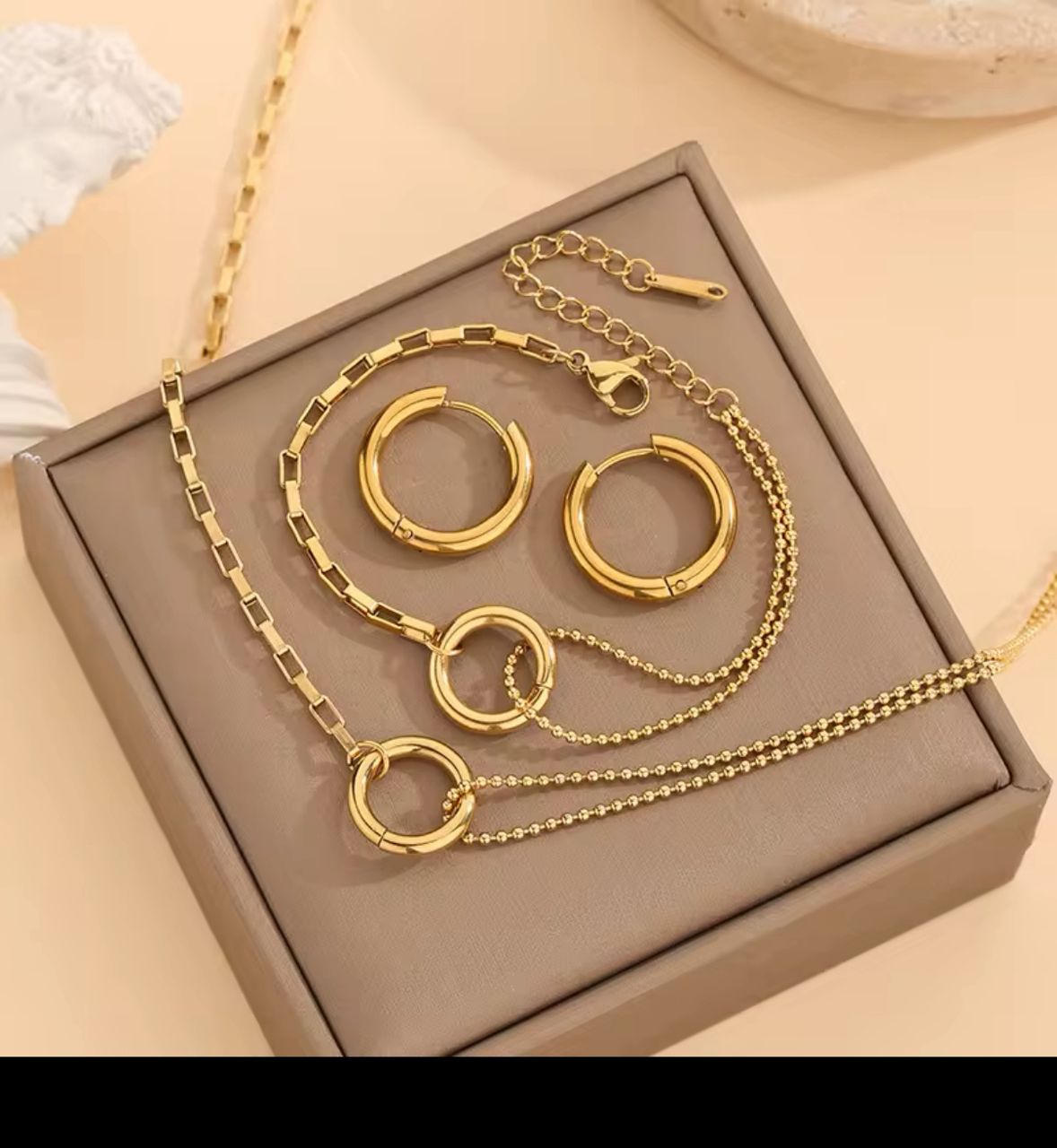 Parure de bijoux dorée