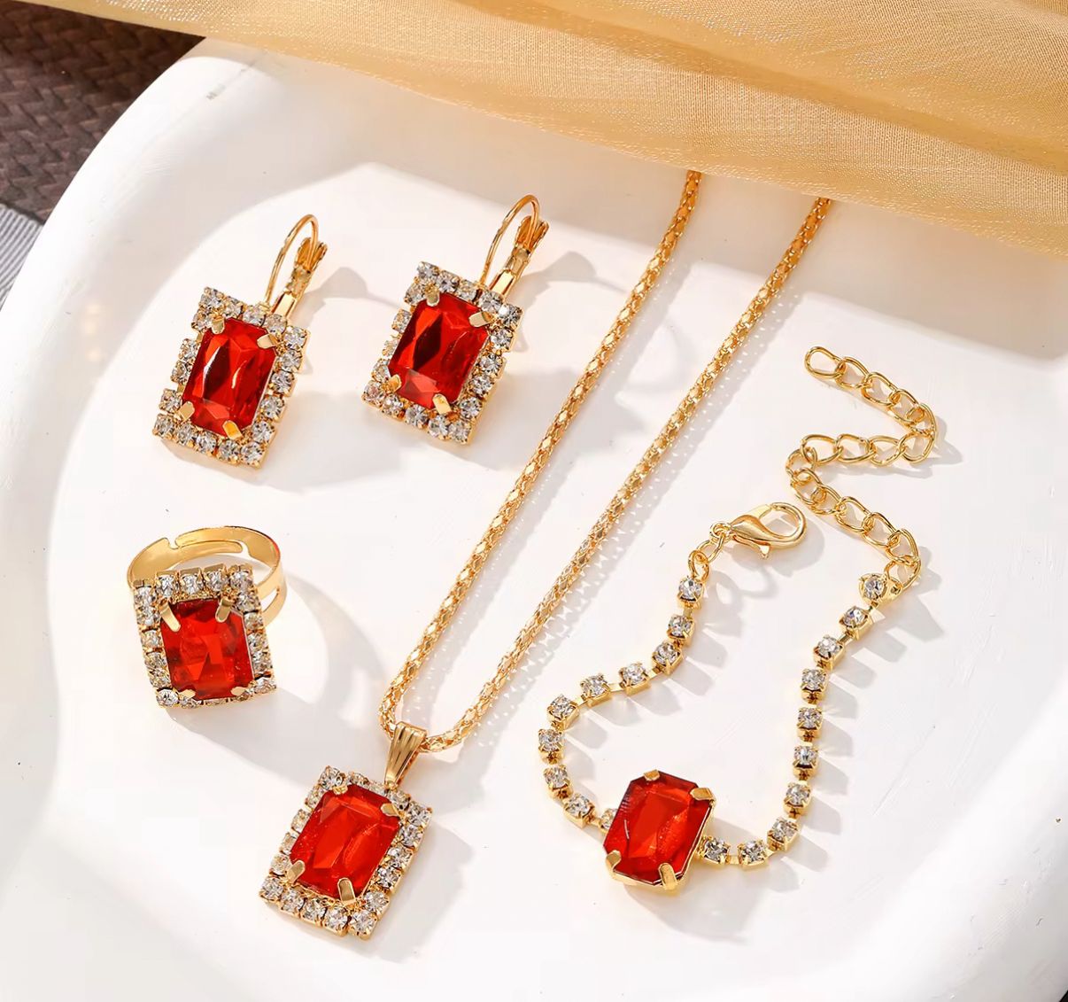 Ensemble de bijoux dorés avec pierres rouges