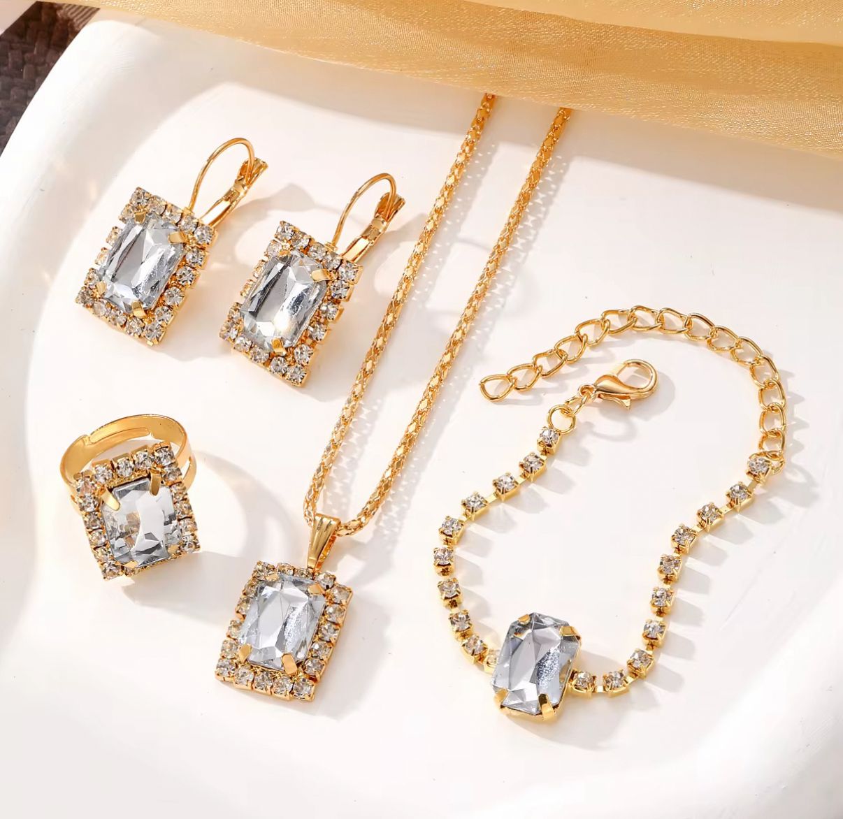 Parure de bijoux en or avec pierres précieuses