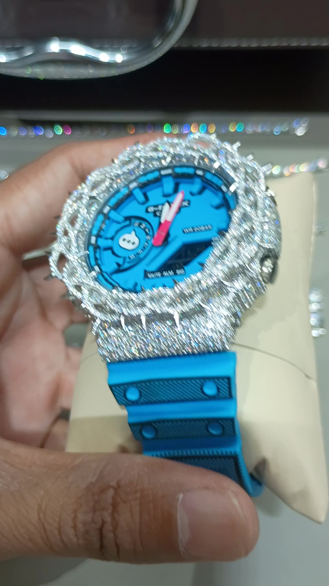 Luxury diamond-studded watches that elegance in every detail, G shock.