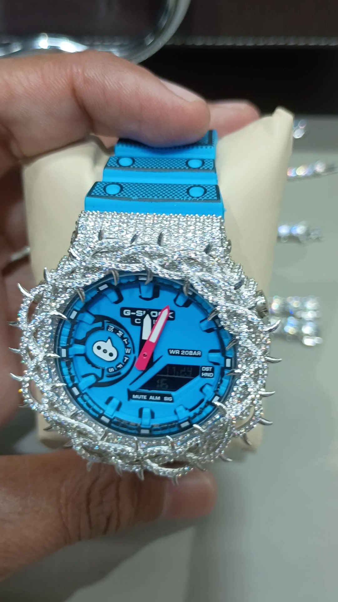 Luxury diamond-studded watches that elegance in every detail, G shock.