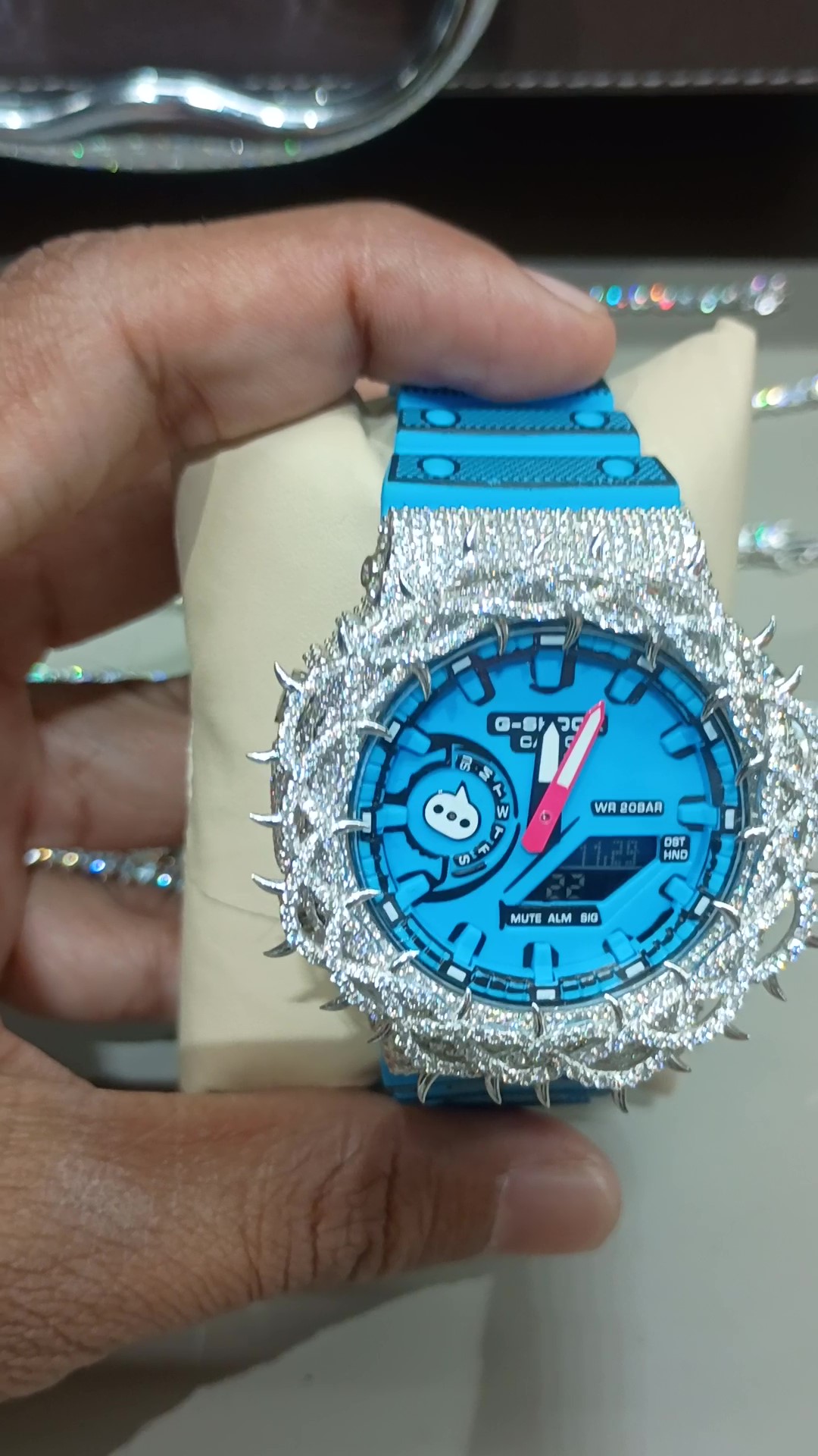 Luxury diamond-studded watches that elegance in every detail, G shock.