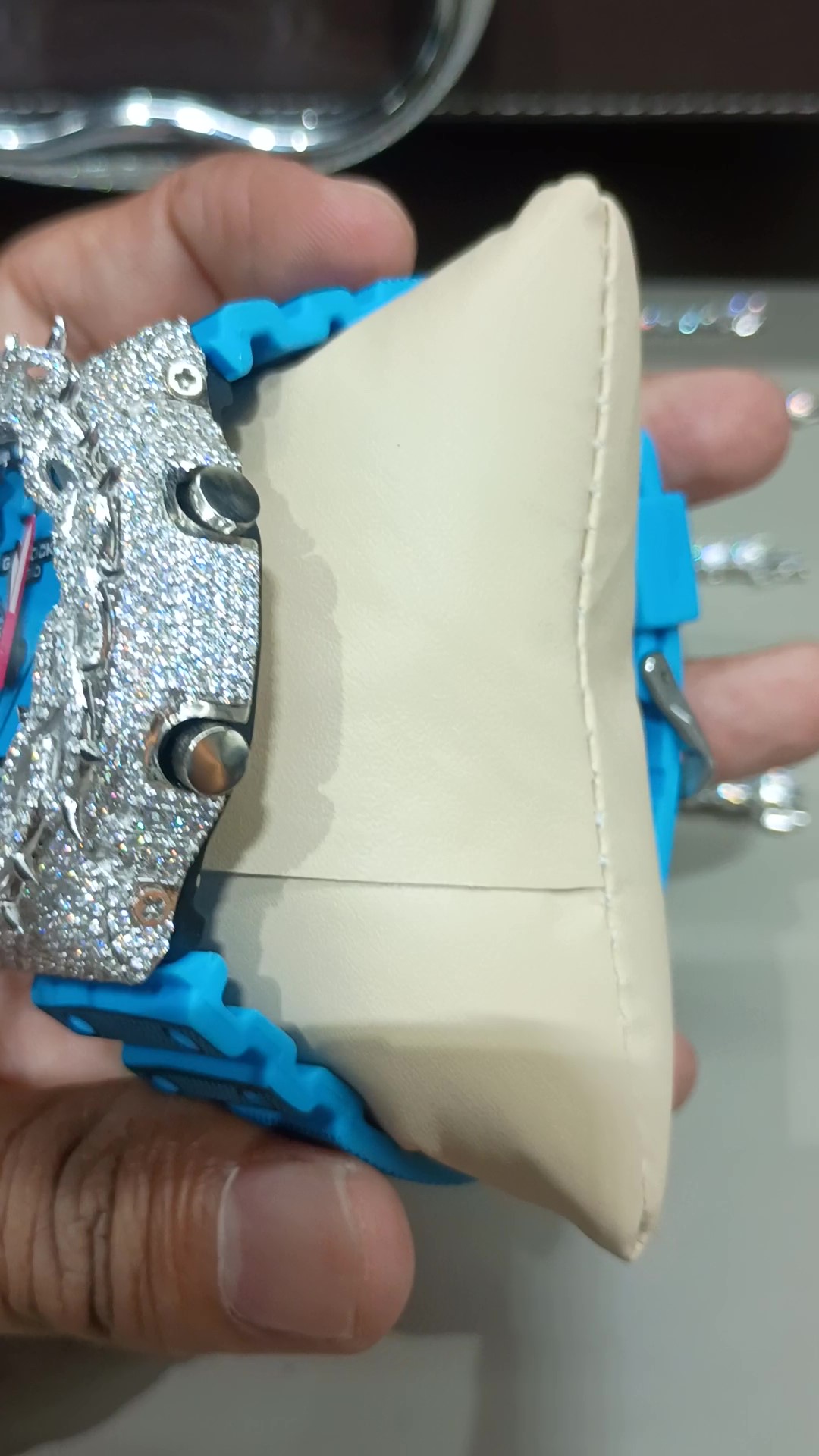 Luxury diamond-studded watches that elegance in every detail, G shock.