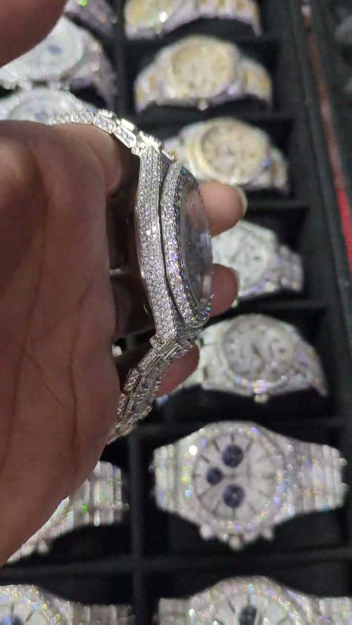 Luxury diamond-studded watches that elegance in every detail, 